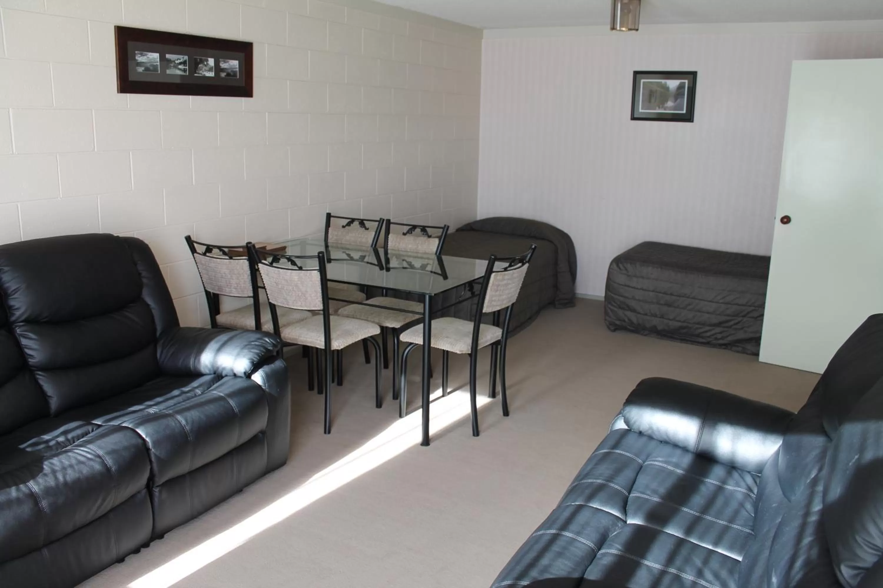 Living room in Riverview Motel