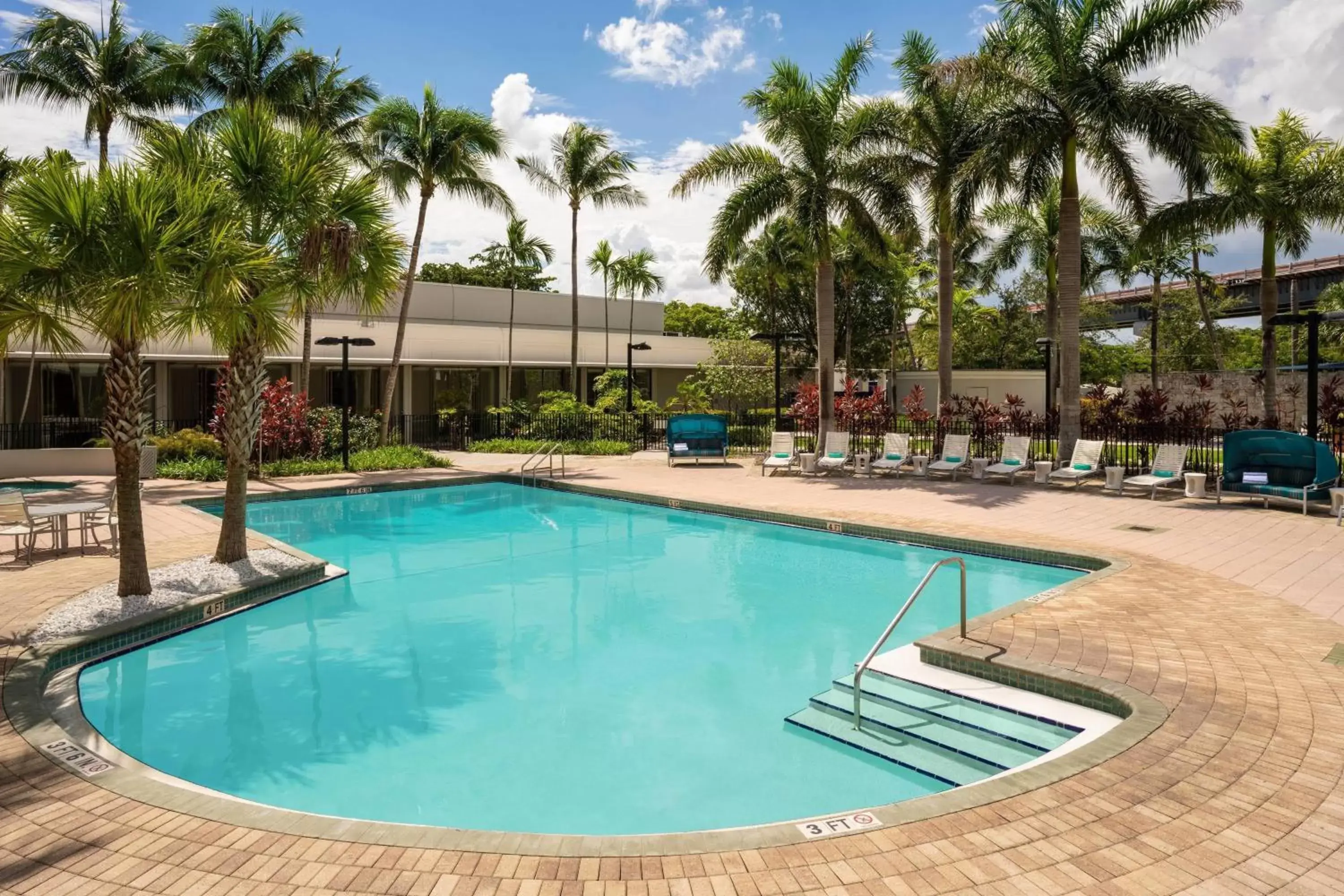 Swimming Pool in Courtyard by Marriott Miami Airport