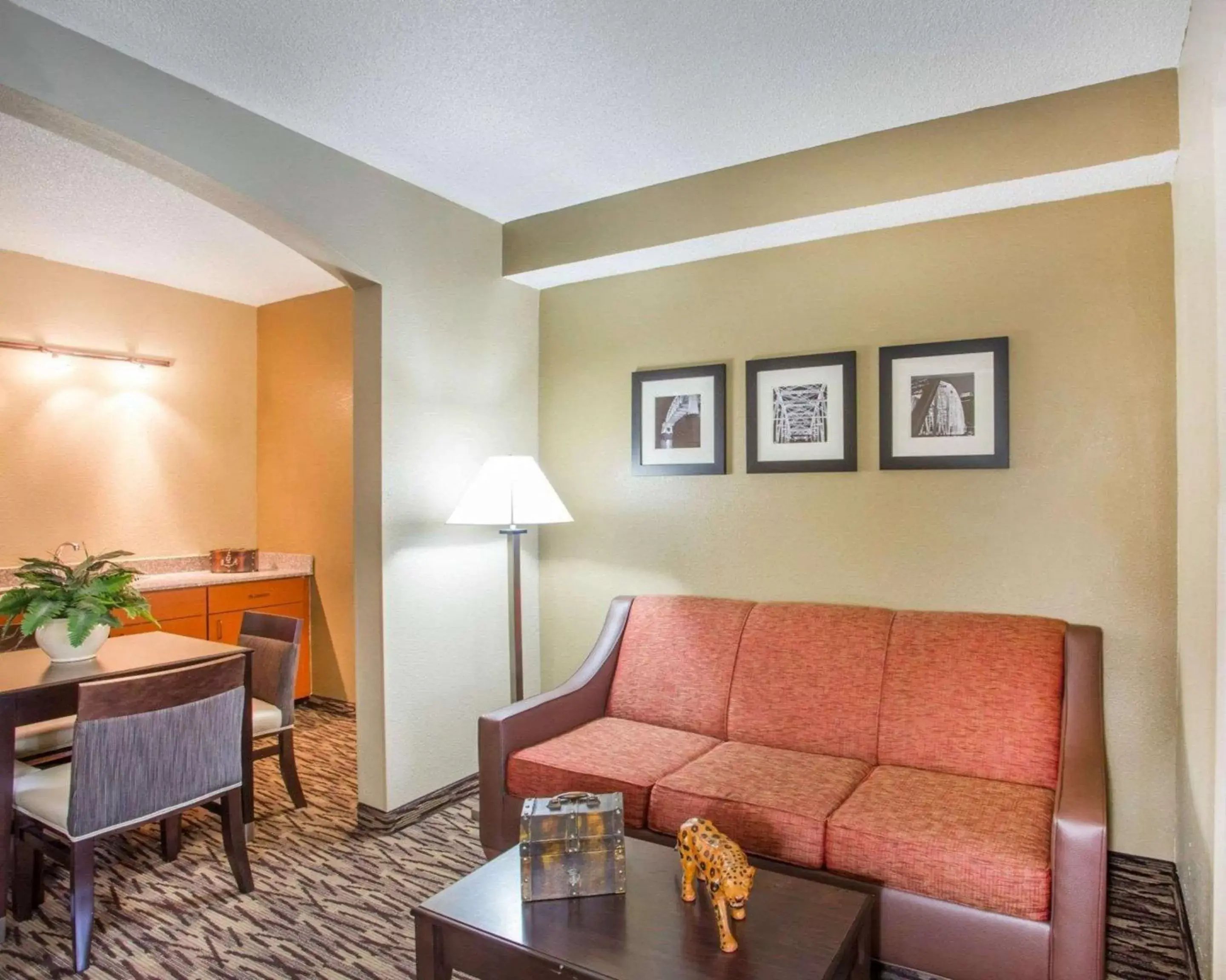Photo of the whole room, Seating Area in Comfort Suites Lebanon
