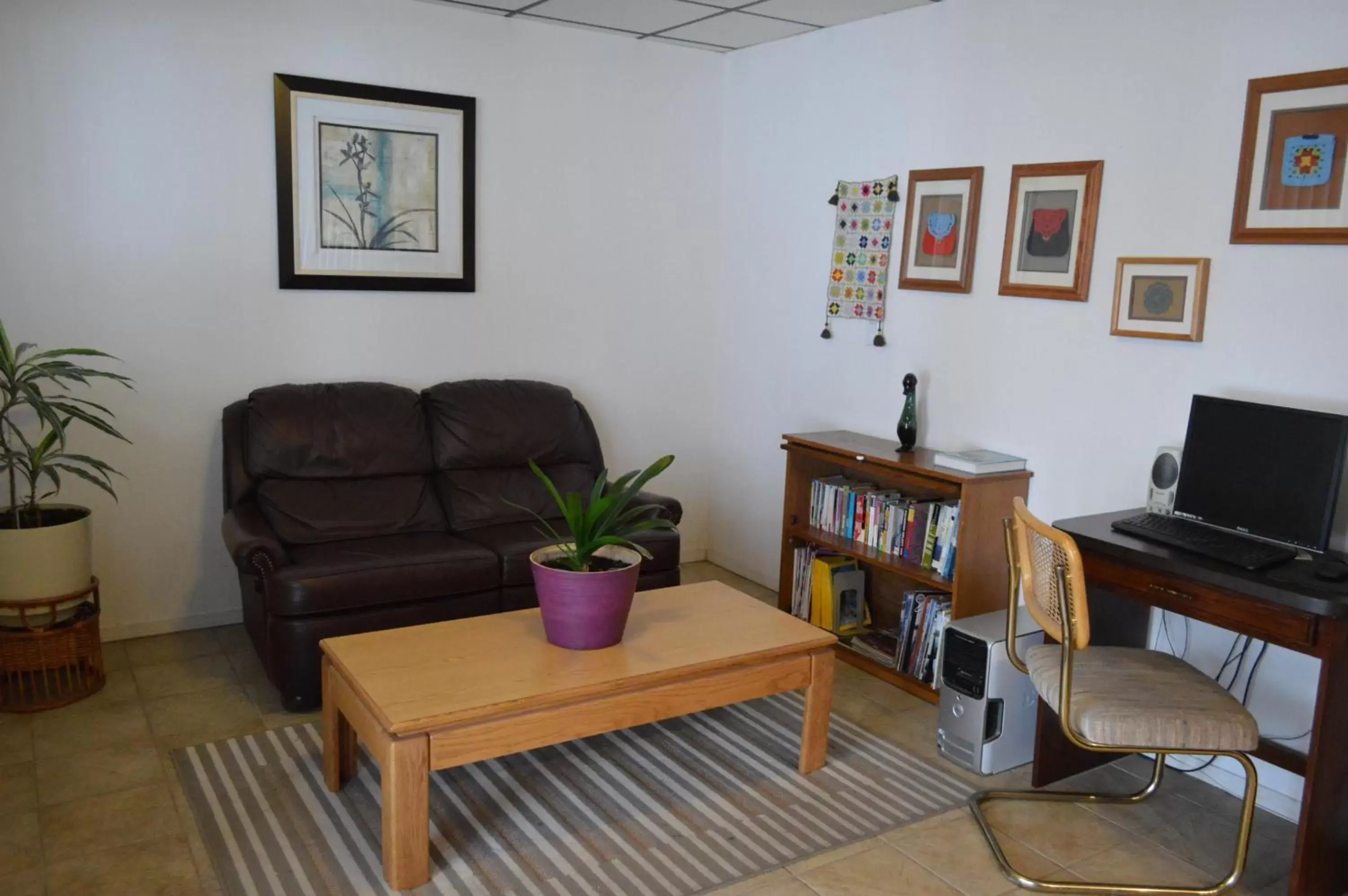 Lobby or reception, Seating Area in Western Traveller Motel