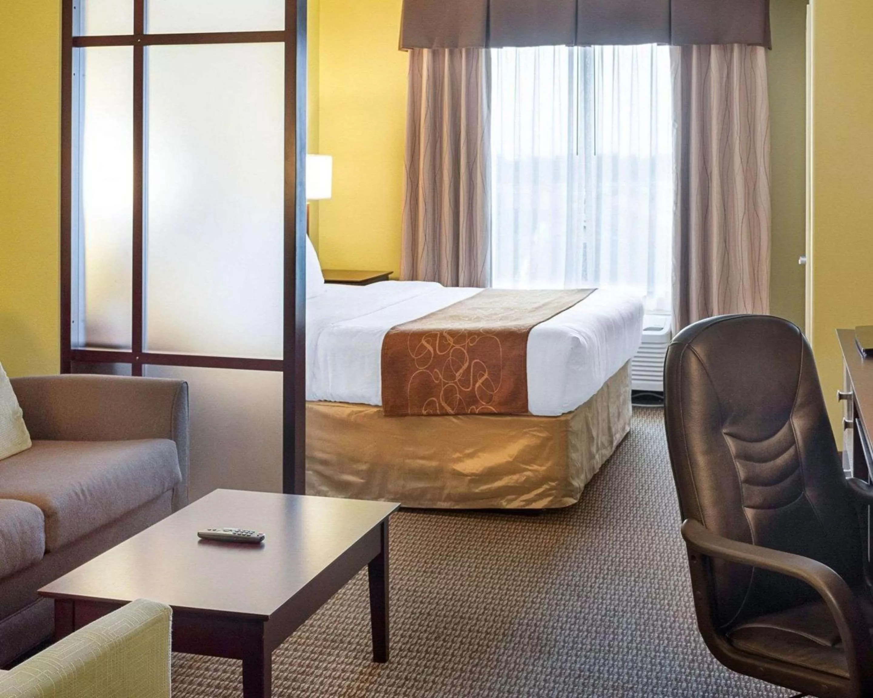 Photo of the whole room, Bed in Comfort Suites Harvey - New Orleans West