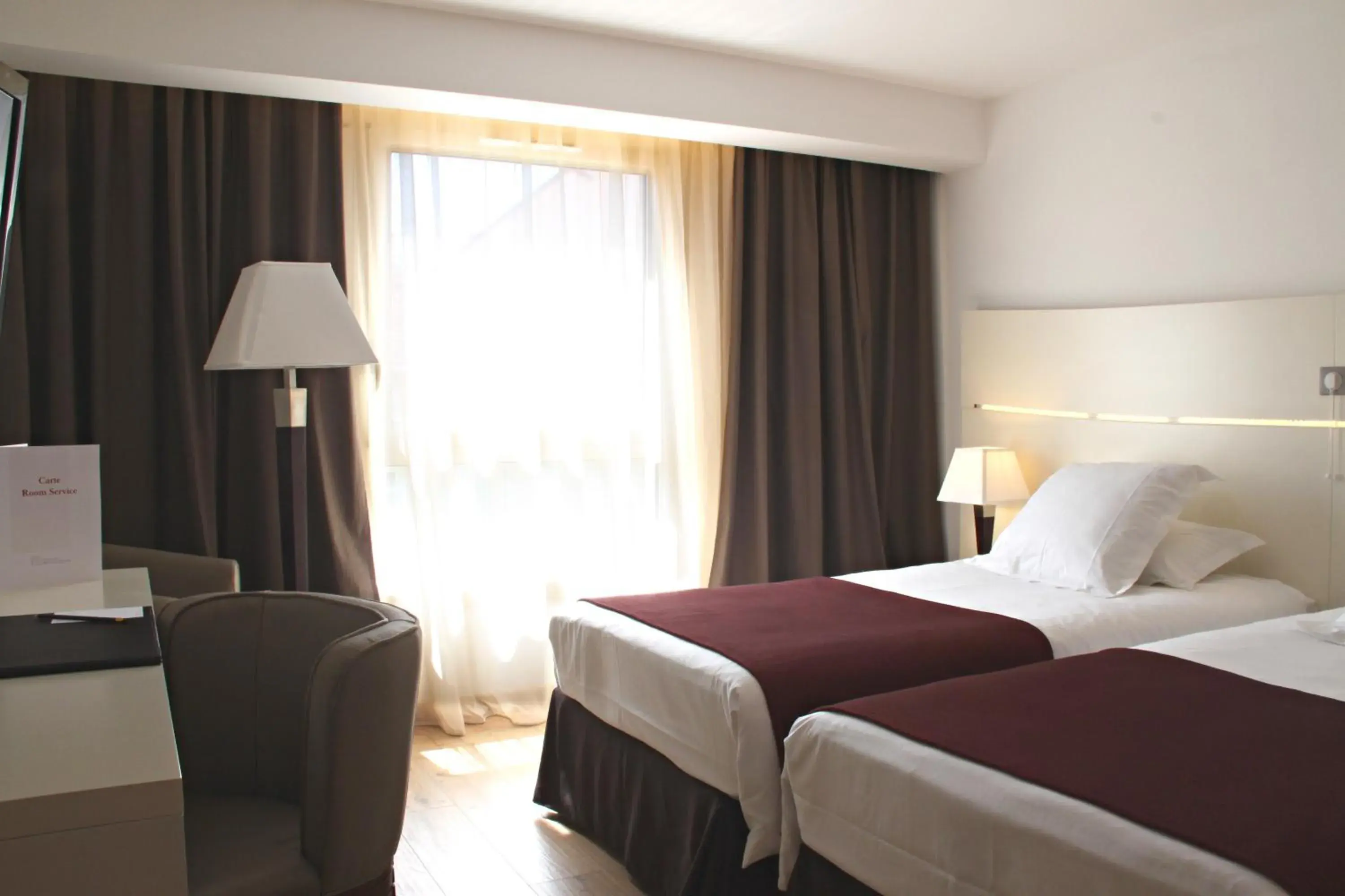 Bed in Hôtel Montaigne & Spa