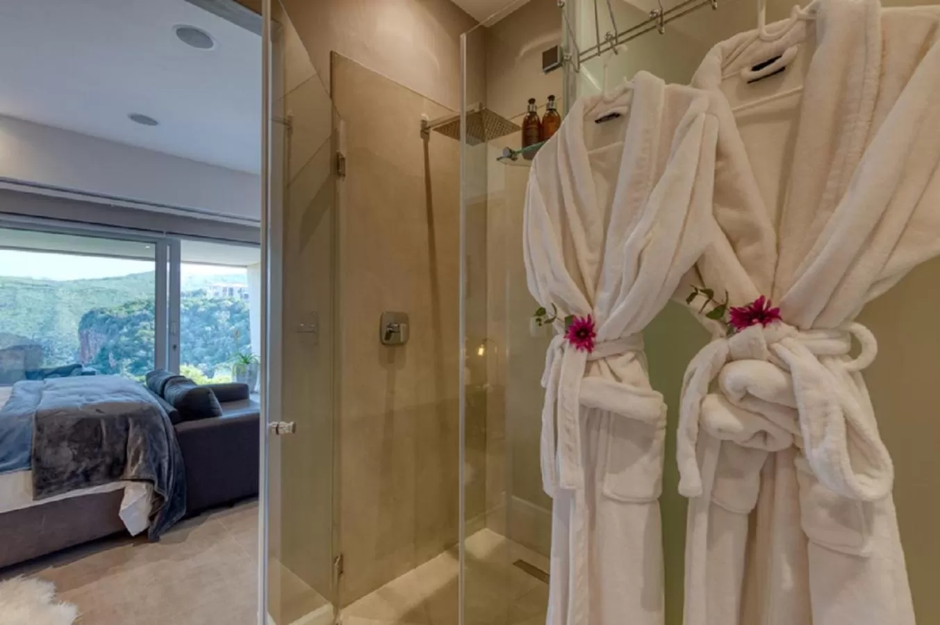 Shower in Crown on the Heads