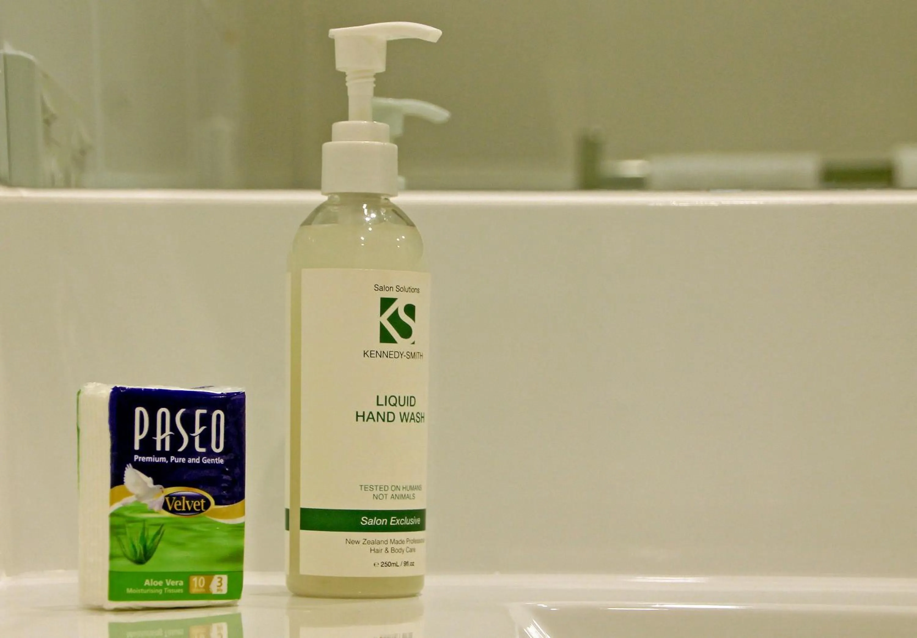 Bathroom in Acacia Lake View Motel