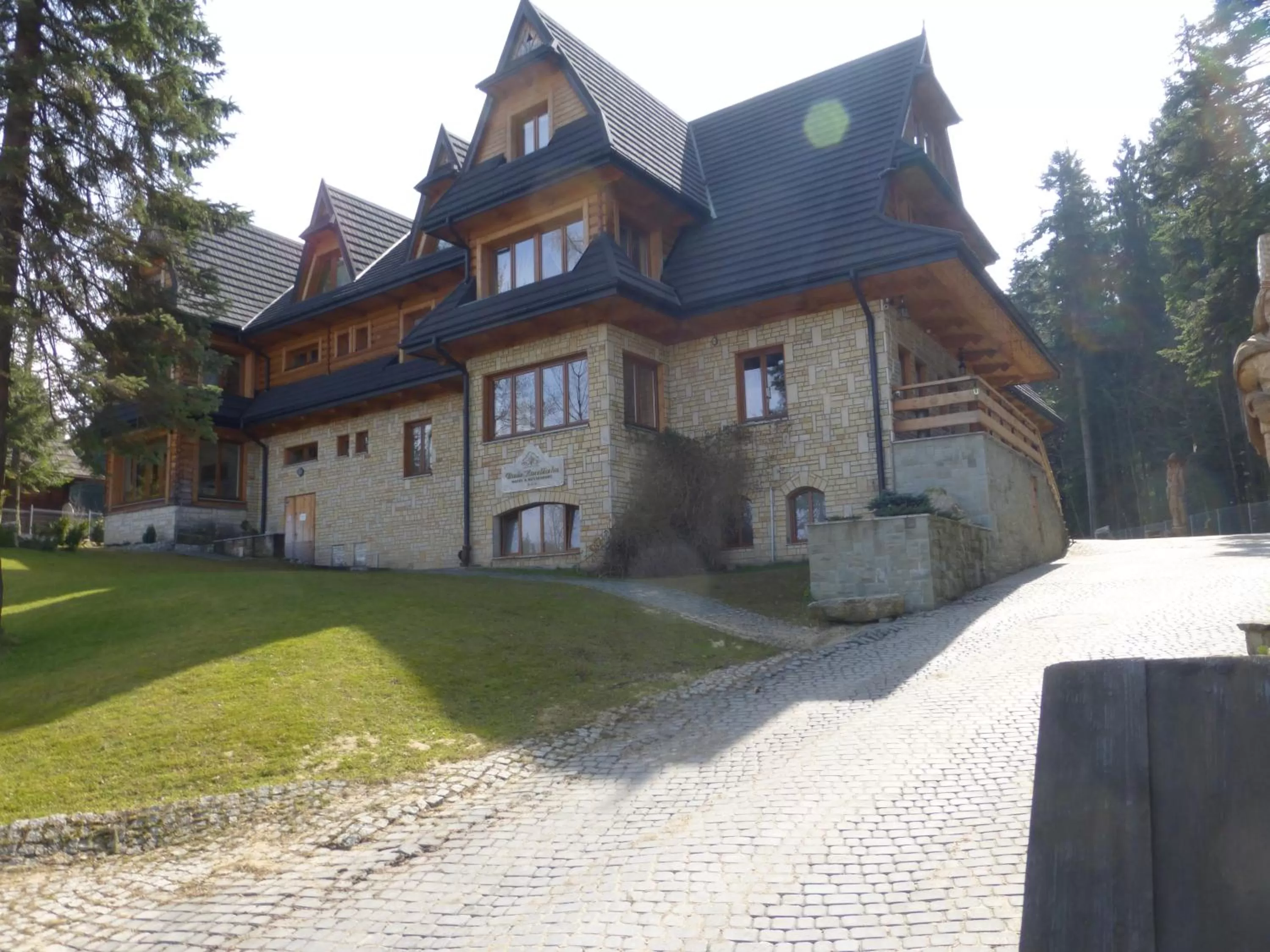Facade/entrance in Hotel Dwór Karolówka