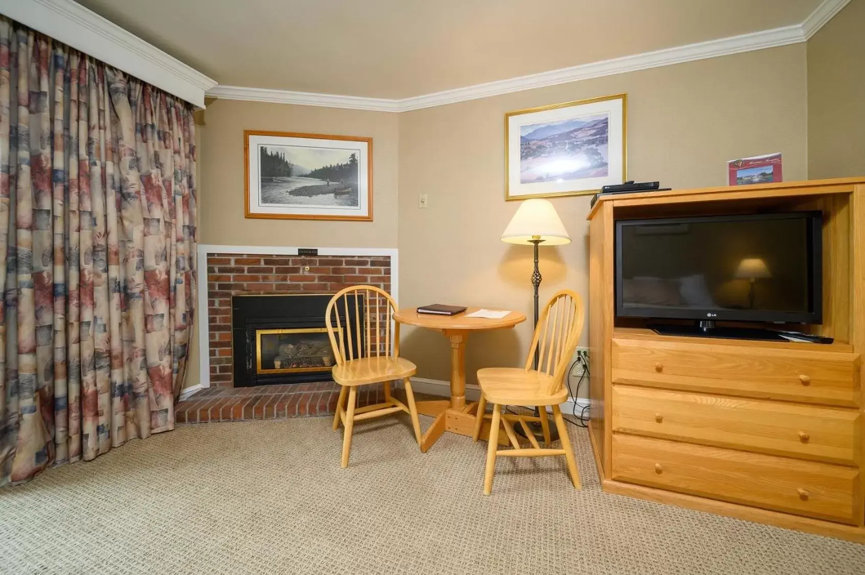 Seating area, TV/Entertainment Center in Stoweflake Mountain Resort & Spa