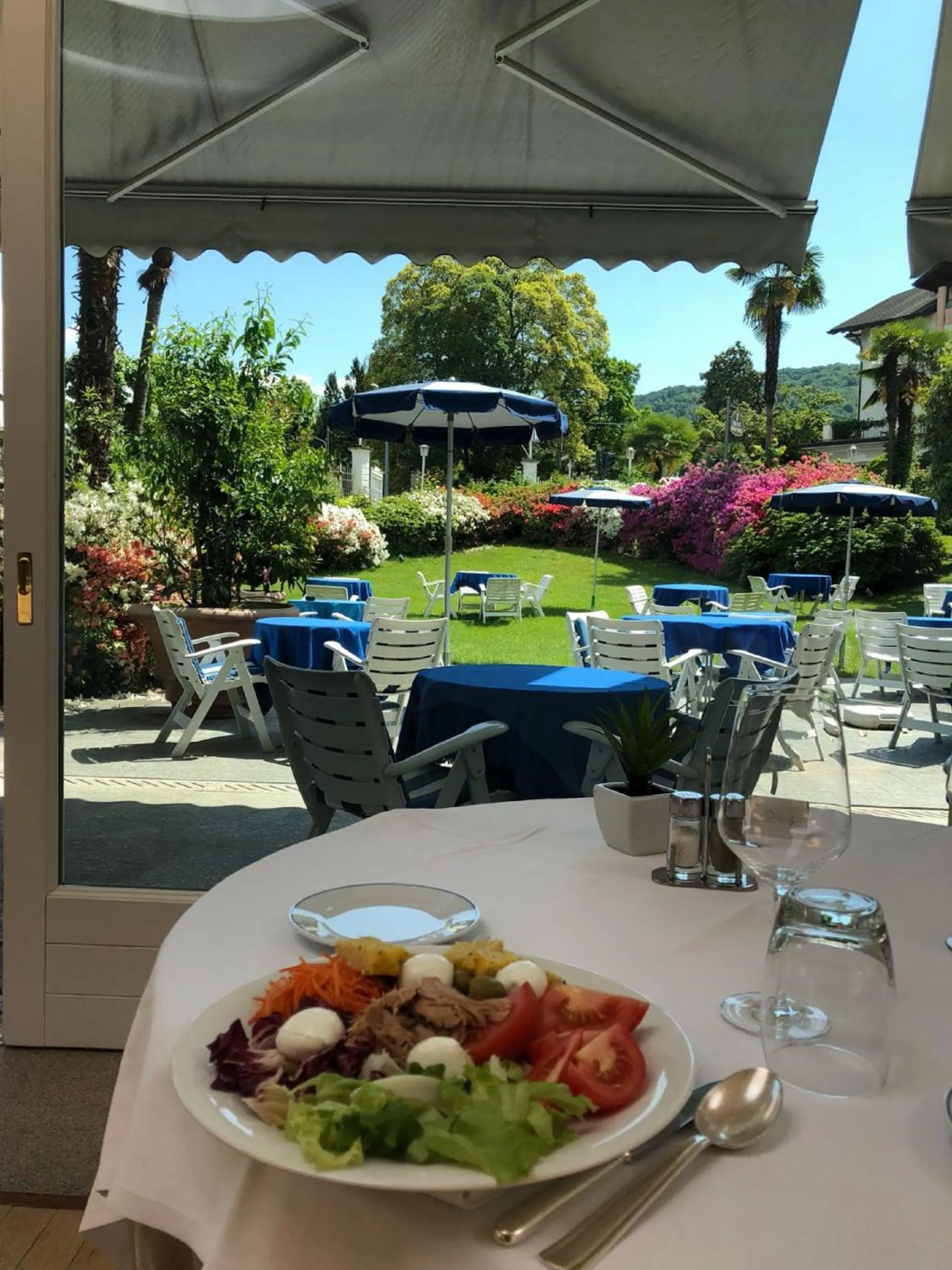 Restaurant/places to eat in Hotel Royal