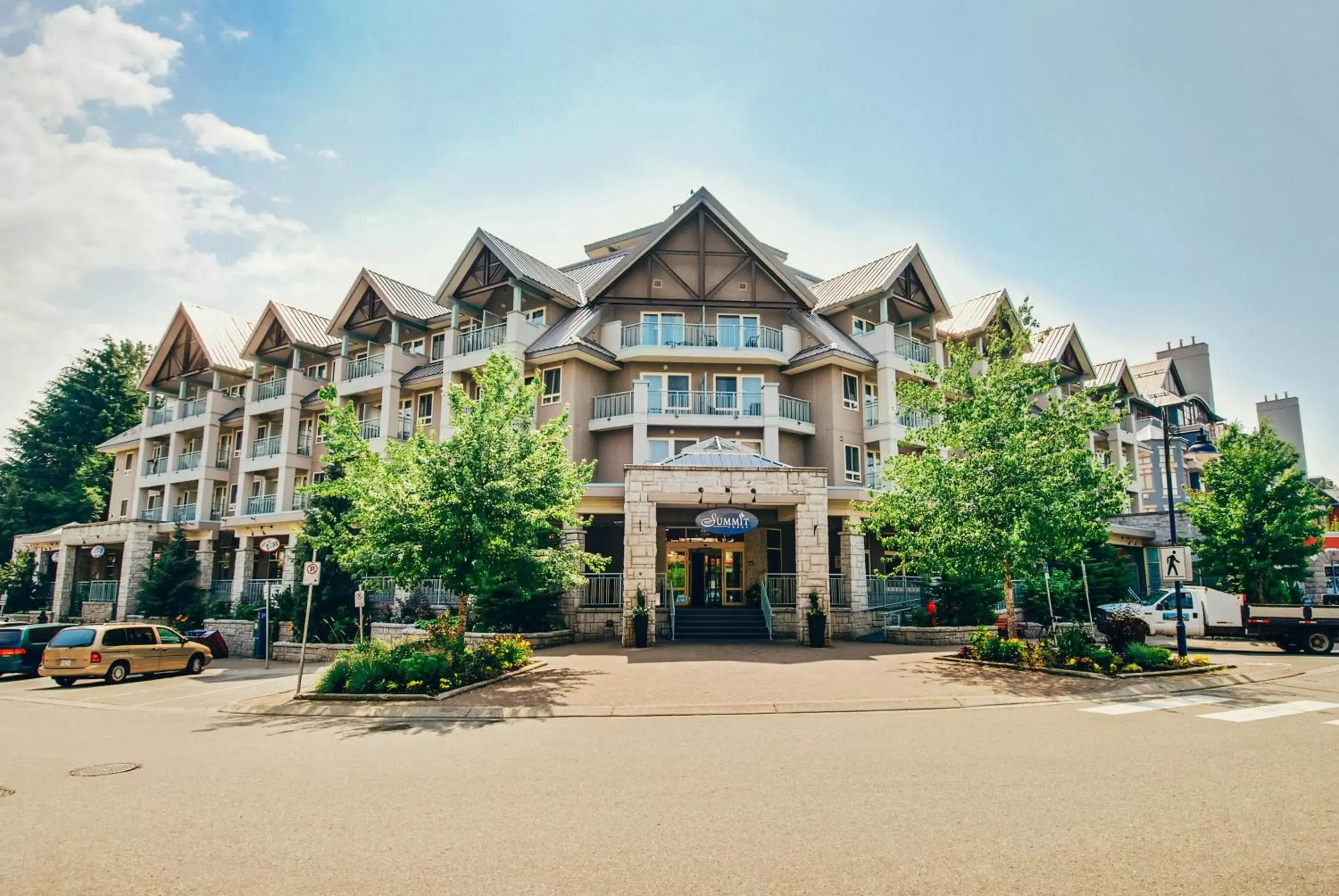 Facade/entrance, Property Building in Summit Lodge Boutique Hotel Whistler
