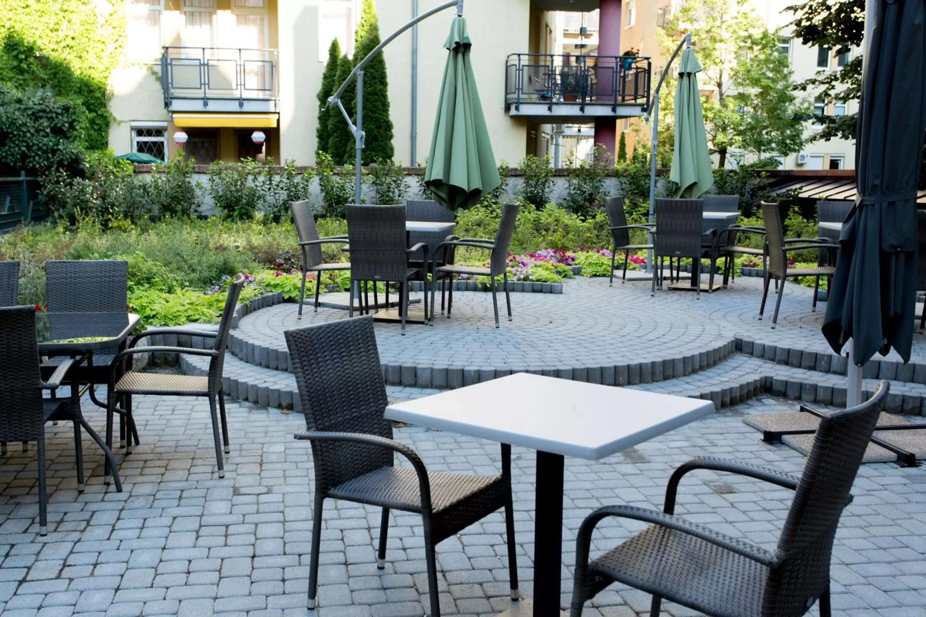 Patio, Restaurant/Places to Eat in Corvin Hotel Budapest Corvin Wing