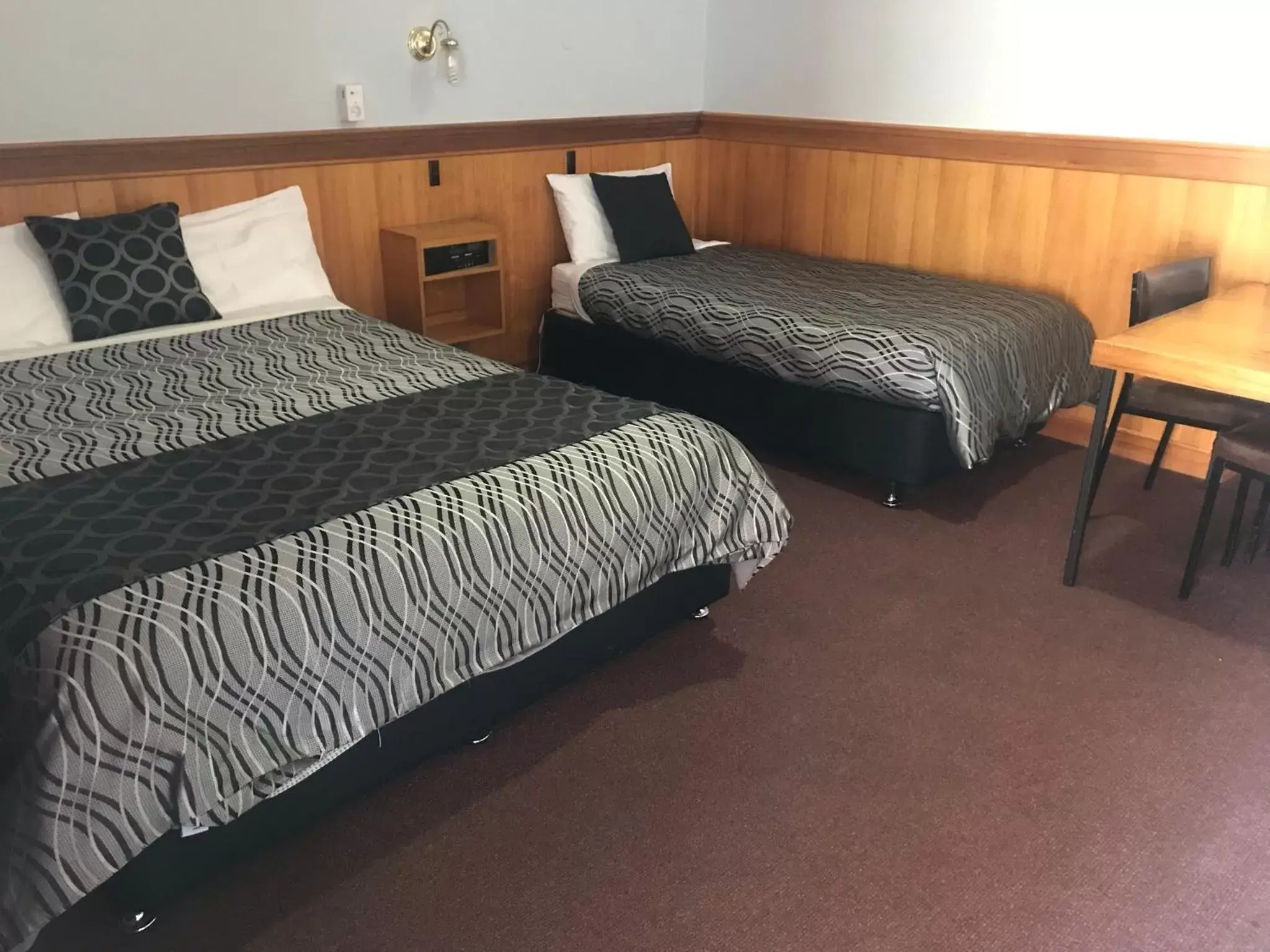 Bed in County Lodge Motor Inn