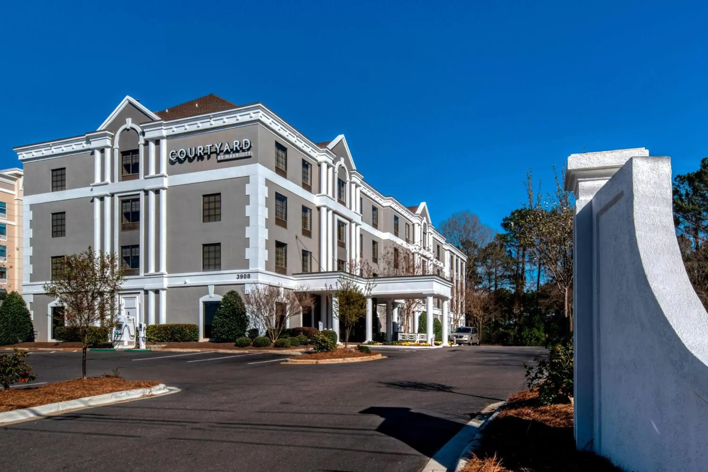 Property Building in Courtyard Raleigh Crabtree Valley