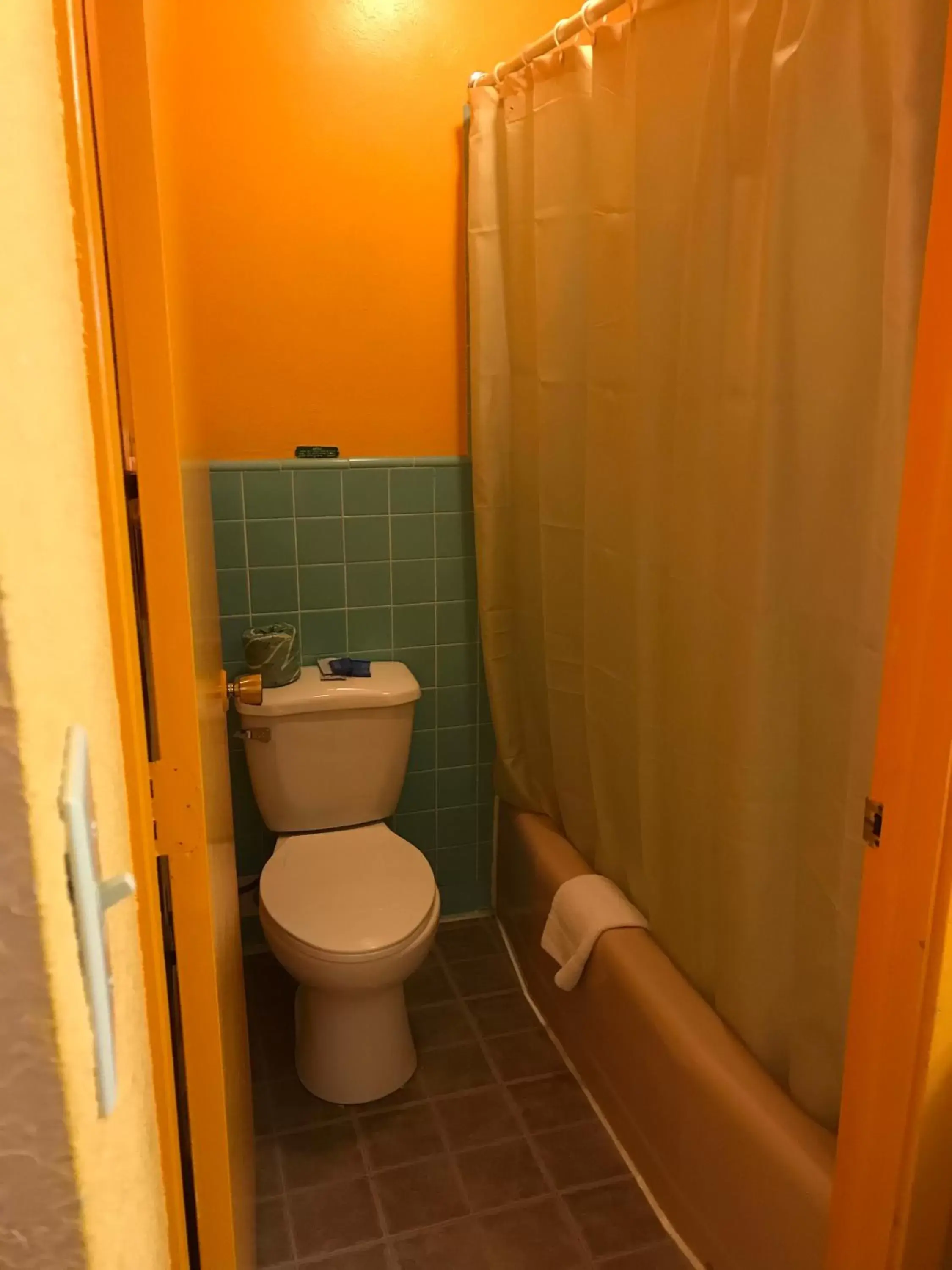 Bathroom in Pratt Budget Inn
