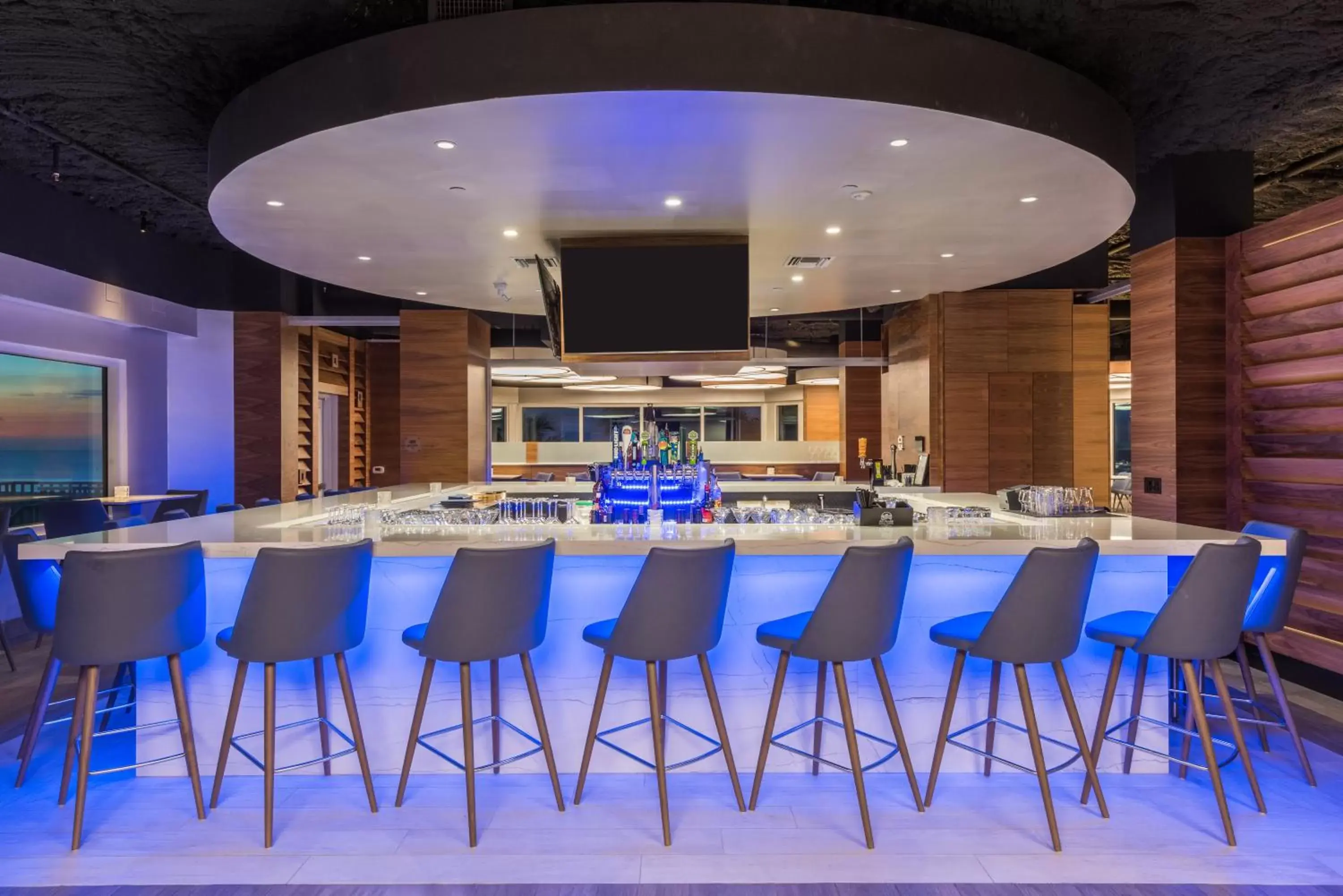 Lounge or bar in Diamond Head Beach Resort Lounge or bar in Diamond Head Beach Resort