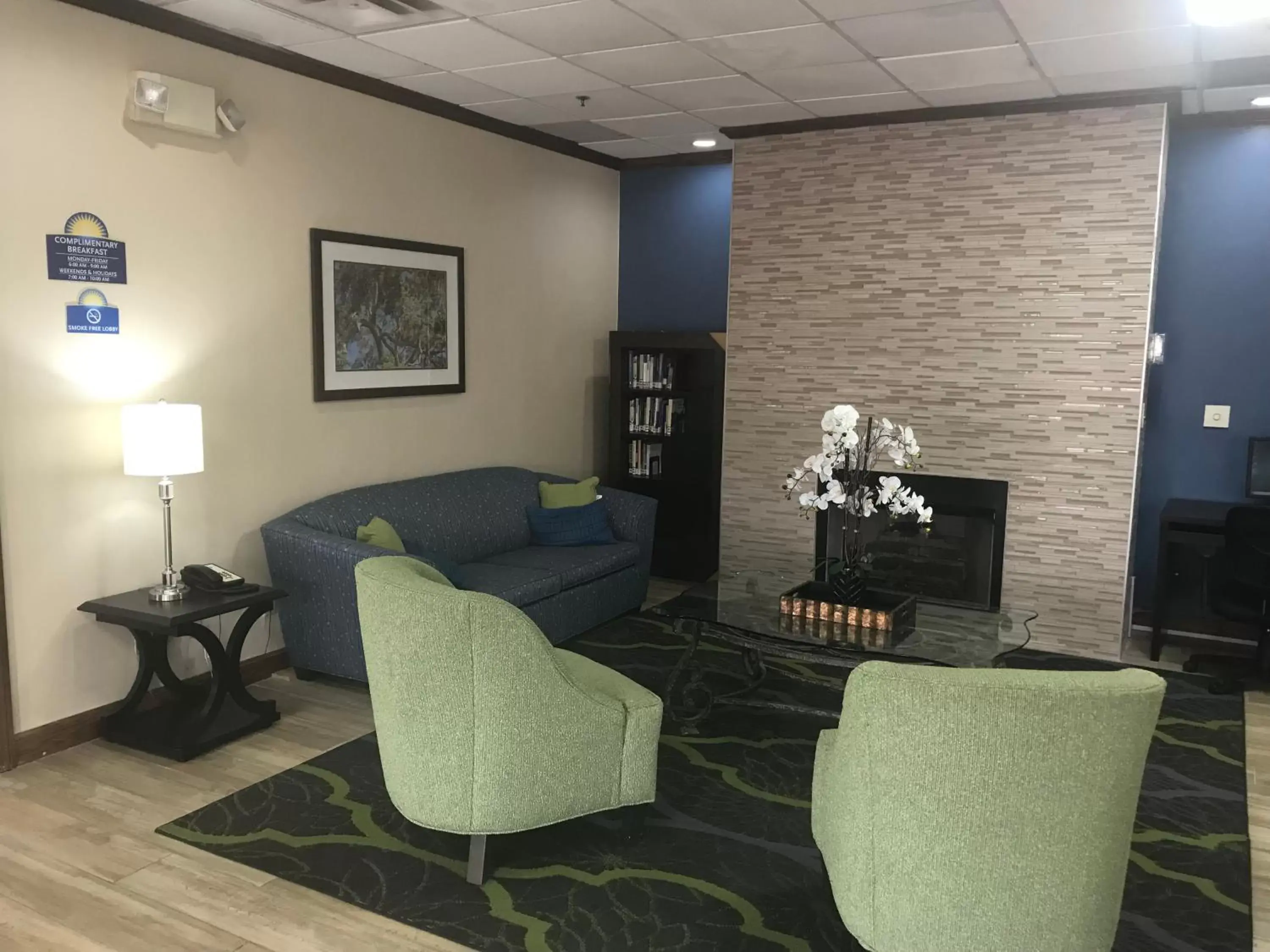 Lobby or reception, Seating Area in Days Inn & Suites by Wyndham Tucker/Northlake