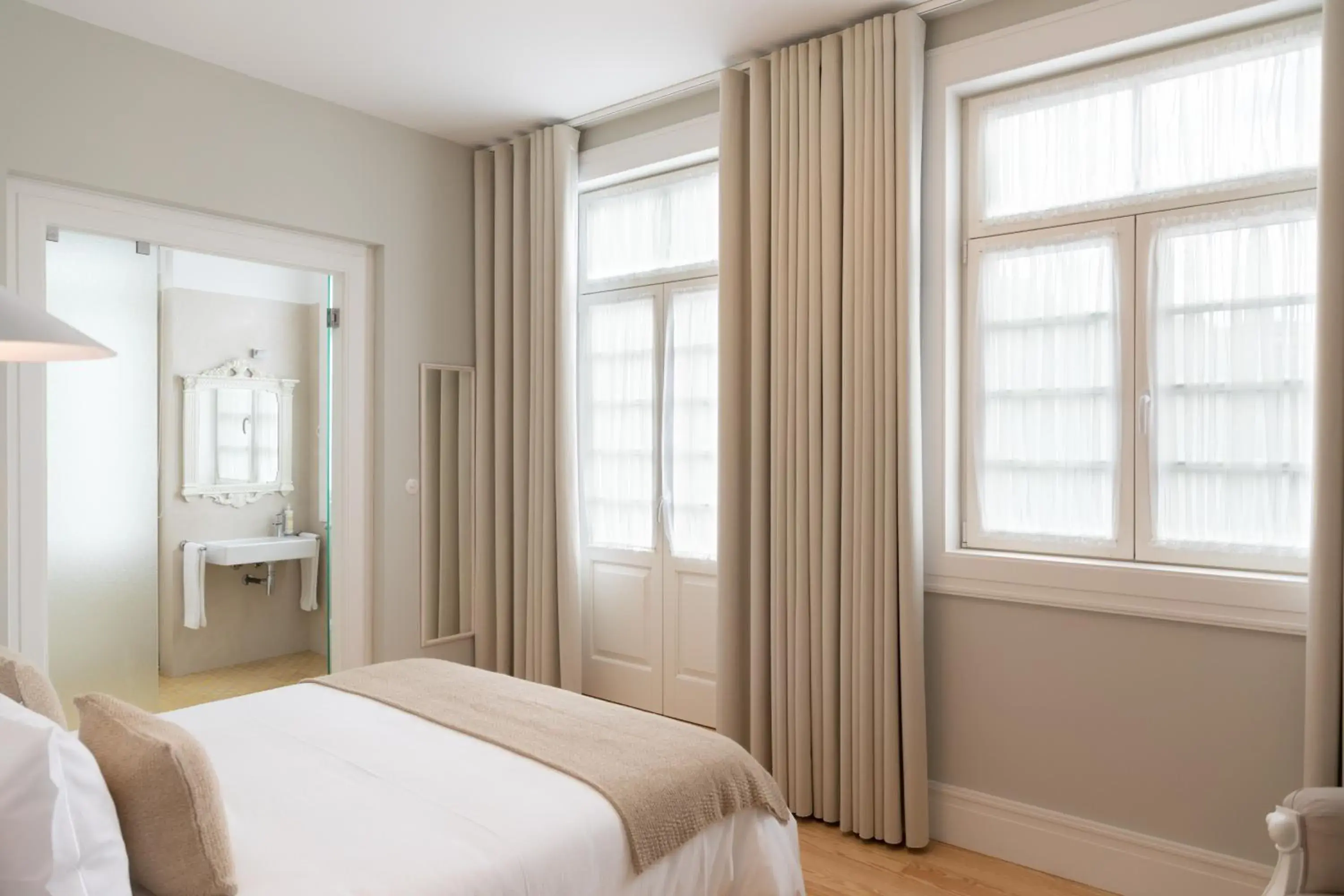 Toilet, Bed in Original Douro Hotel Toilet, Bed in Original Douro Hotel