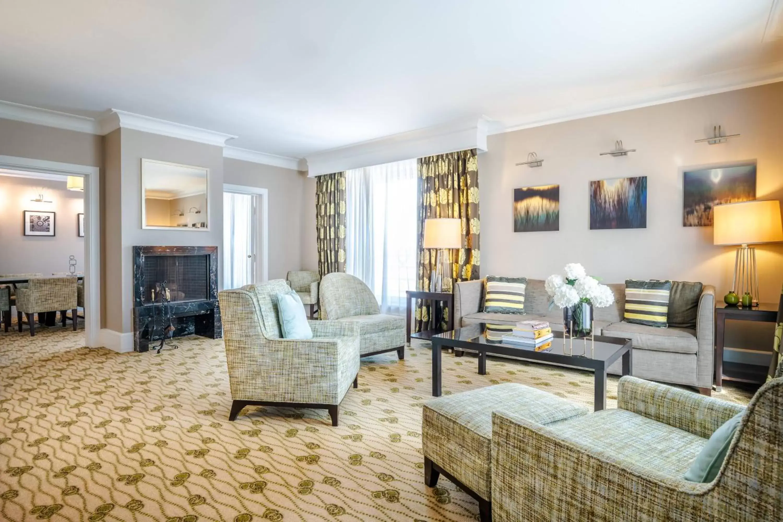 Photo of the whole room, Seating Area in Renaissance Brussels Hotel