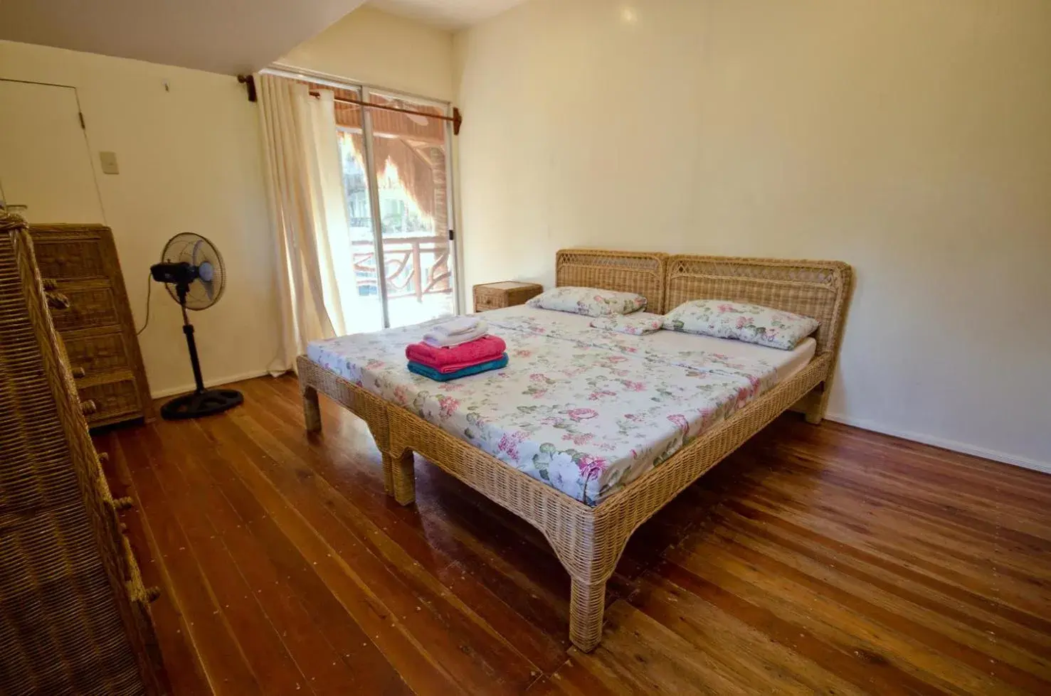 Bedroom, Bed in Mike's Dauin Dive Resort