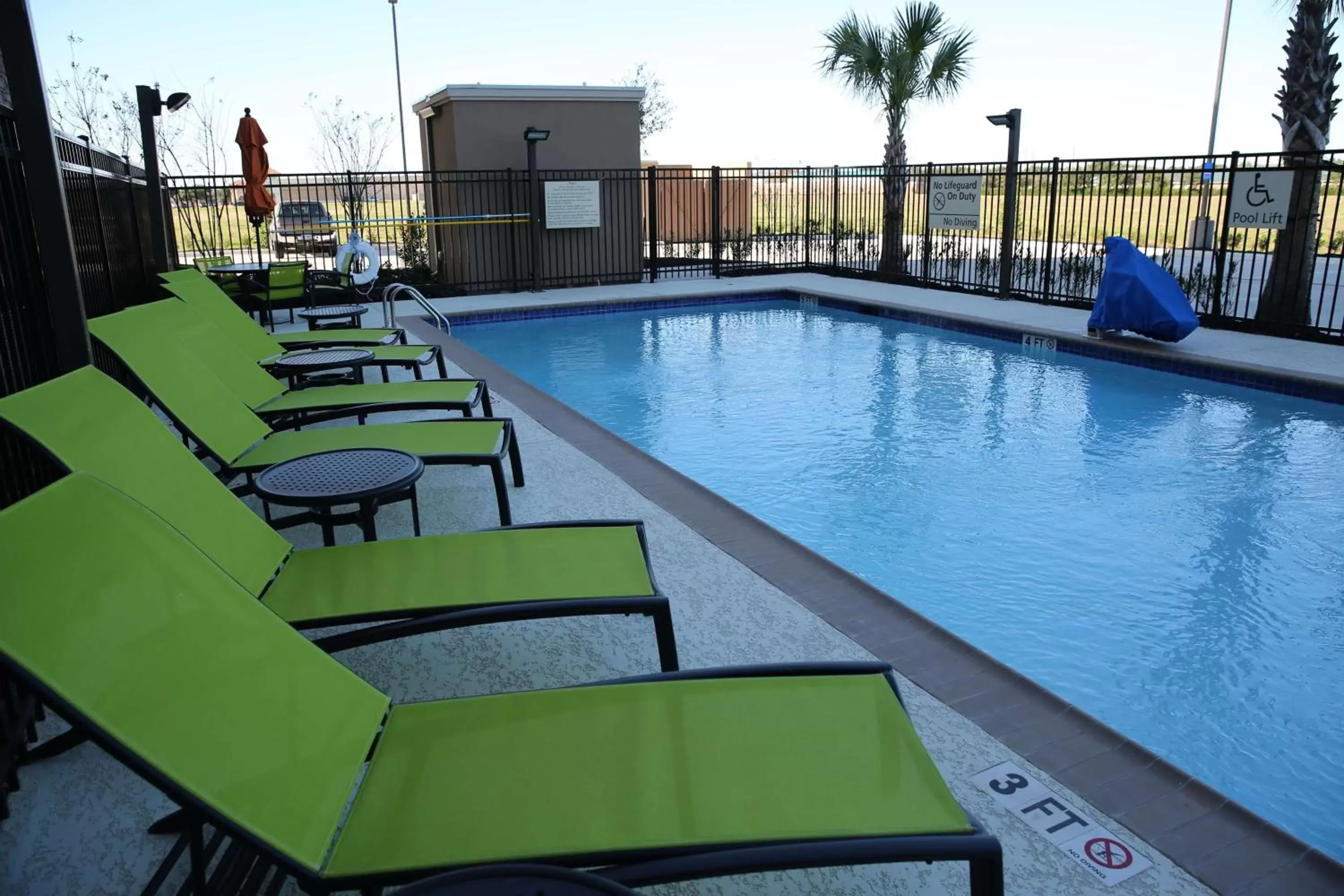 Pool view, Swimming Pool in Hampton Inn and Suites Missouri City