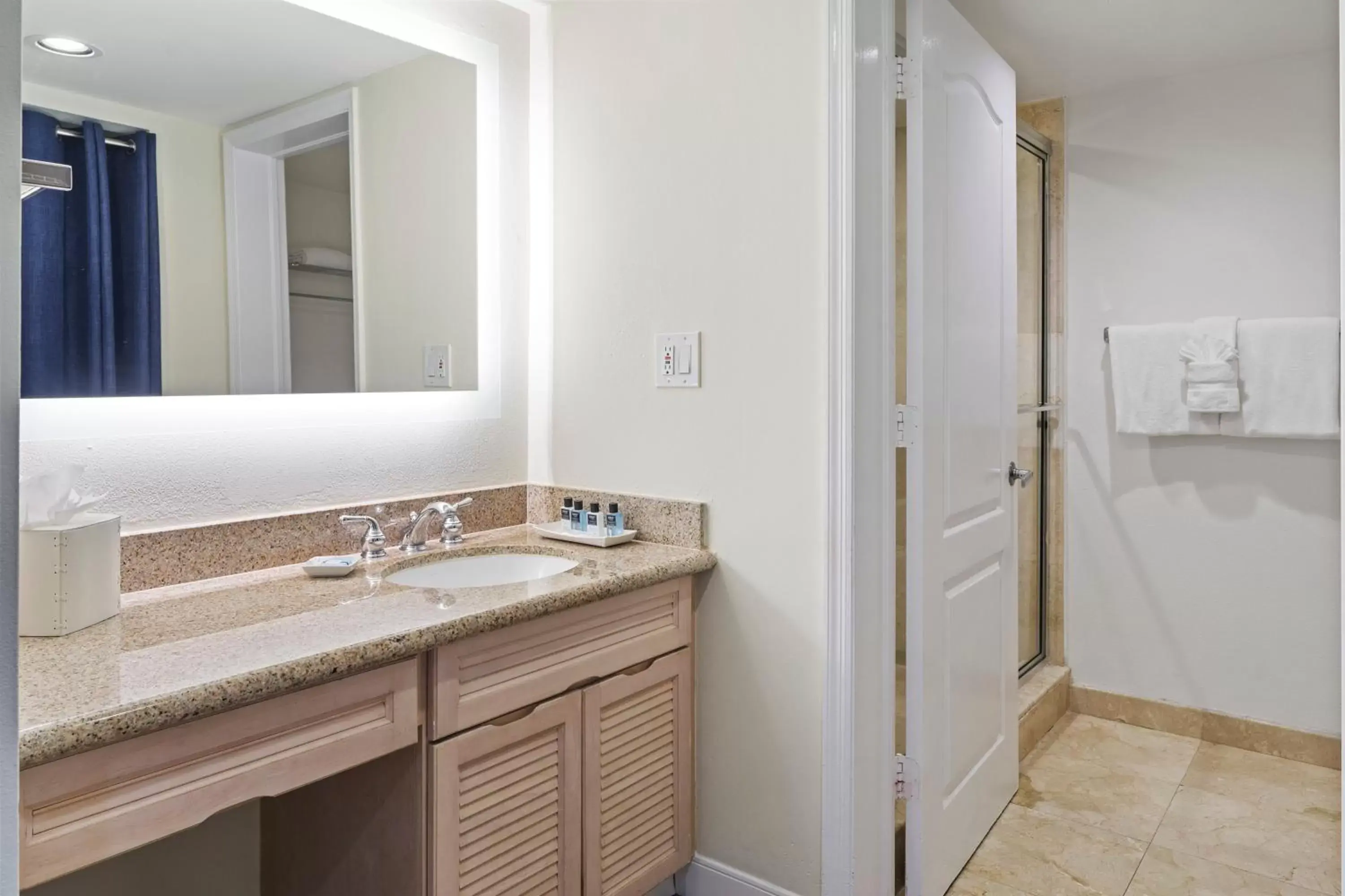 Bedroom, Bathroom in Reefhouse Resort and Marina