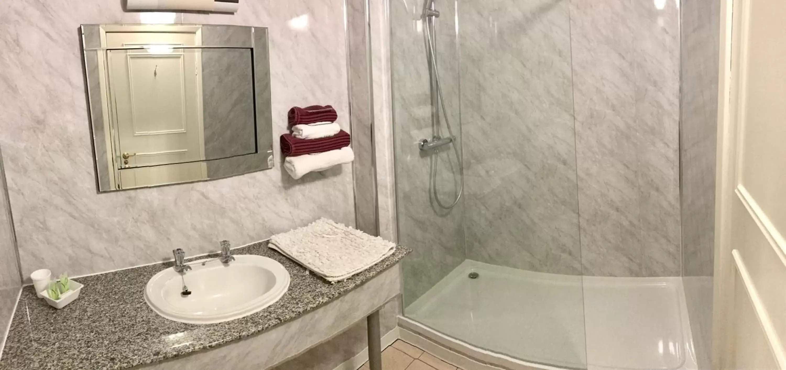 Shower, Bathroom in The Highfield Hotel