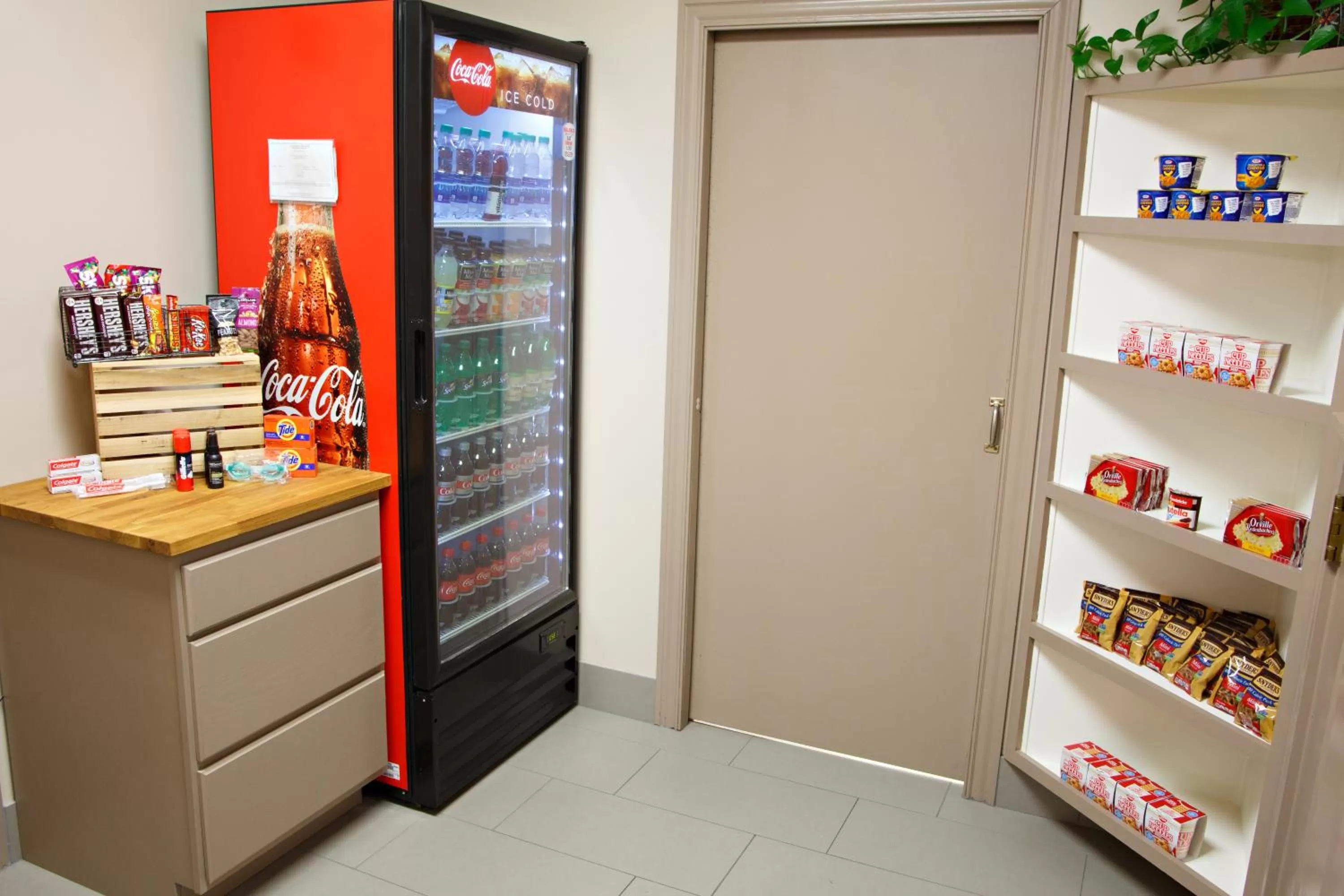 On-site shops in Country Inn & Suites by Radisson, Harrisburg West Mechanicsburg