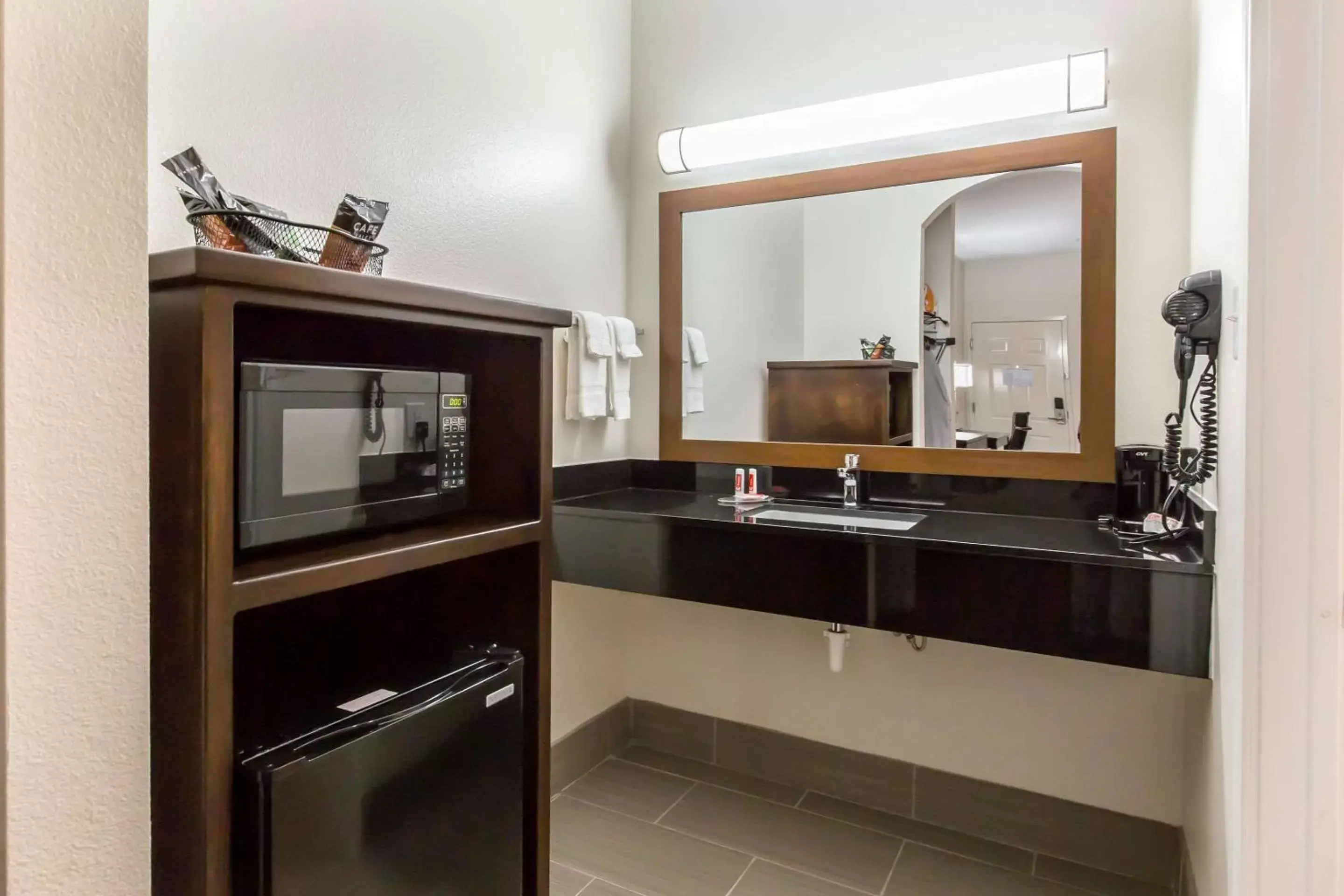 Photo of the whole room, Kitchen/Kitchenette in Scottish Inns & Suites Spring - Houston North