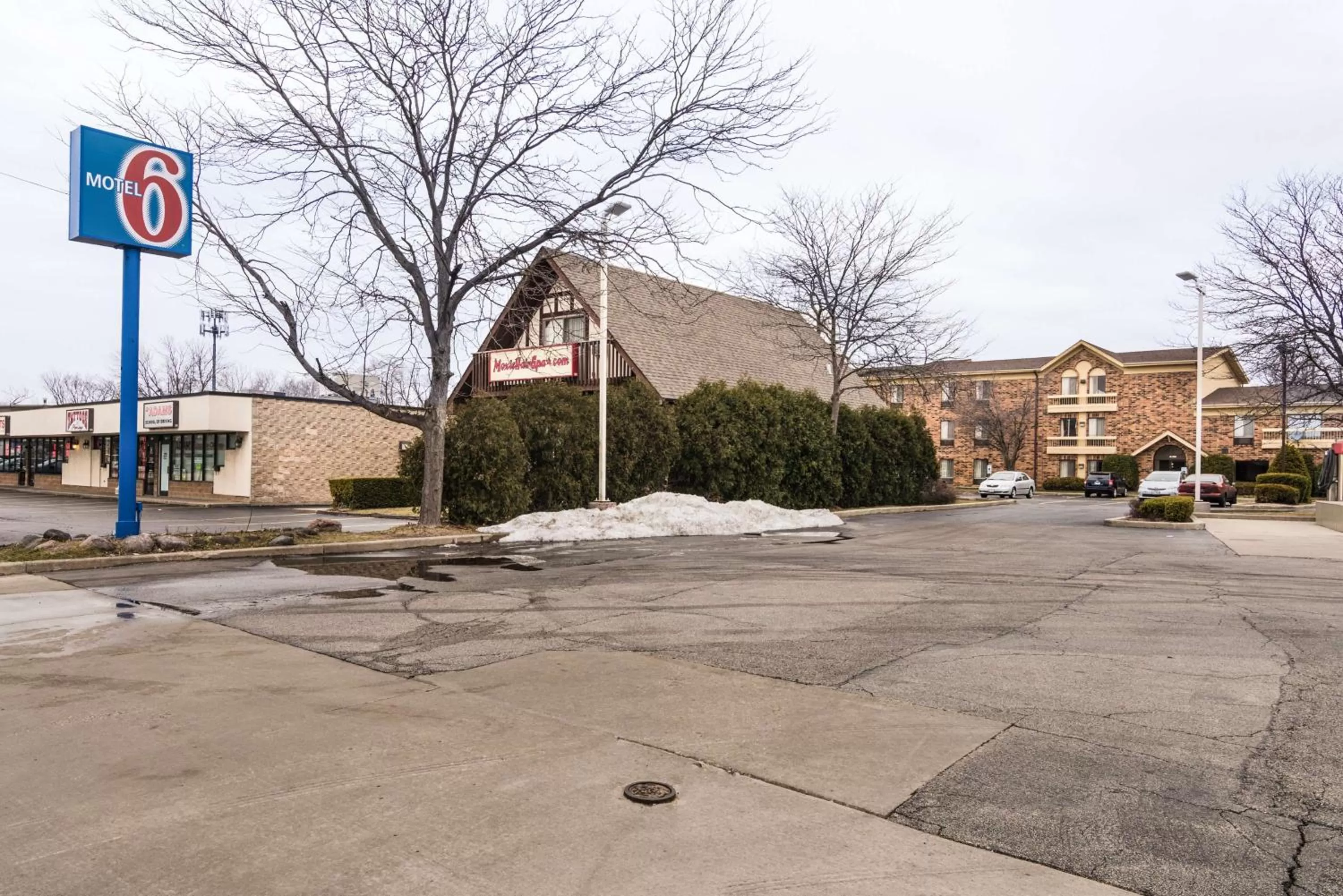 Property building in Motel 6-Libertyville, IL