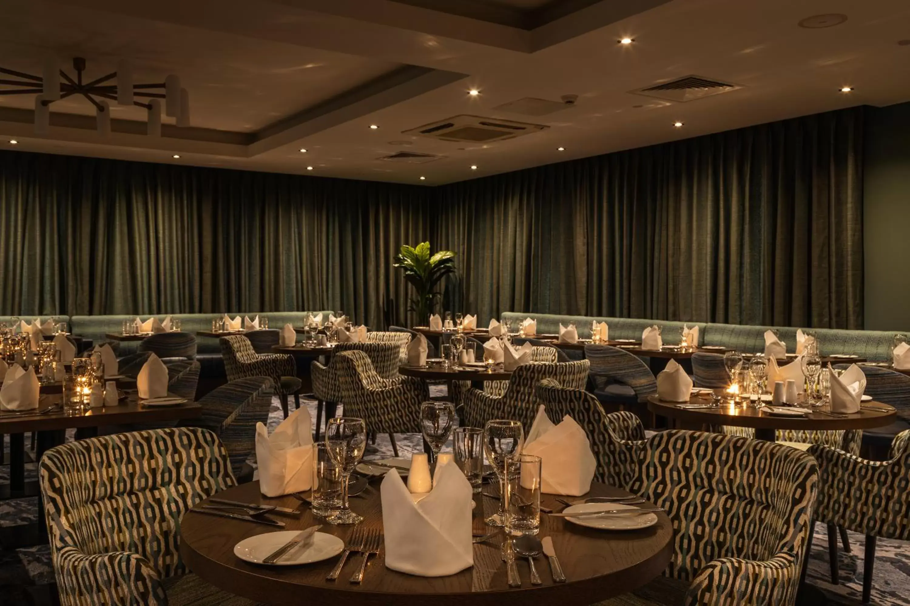 Restaurant/Places to Eat in McWilliam Park Hotel