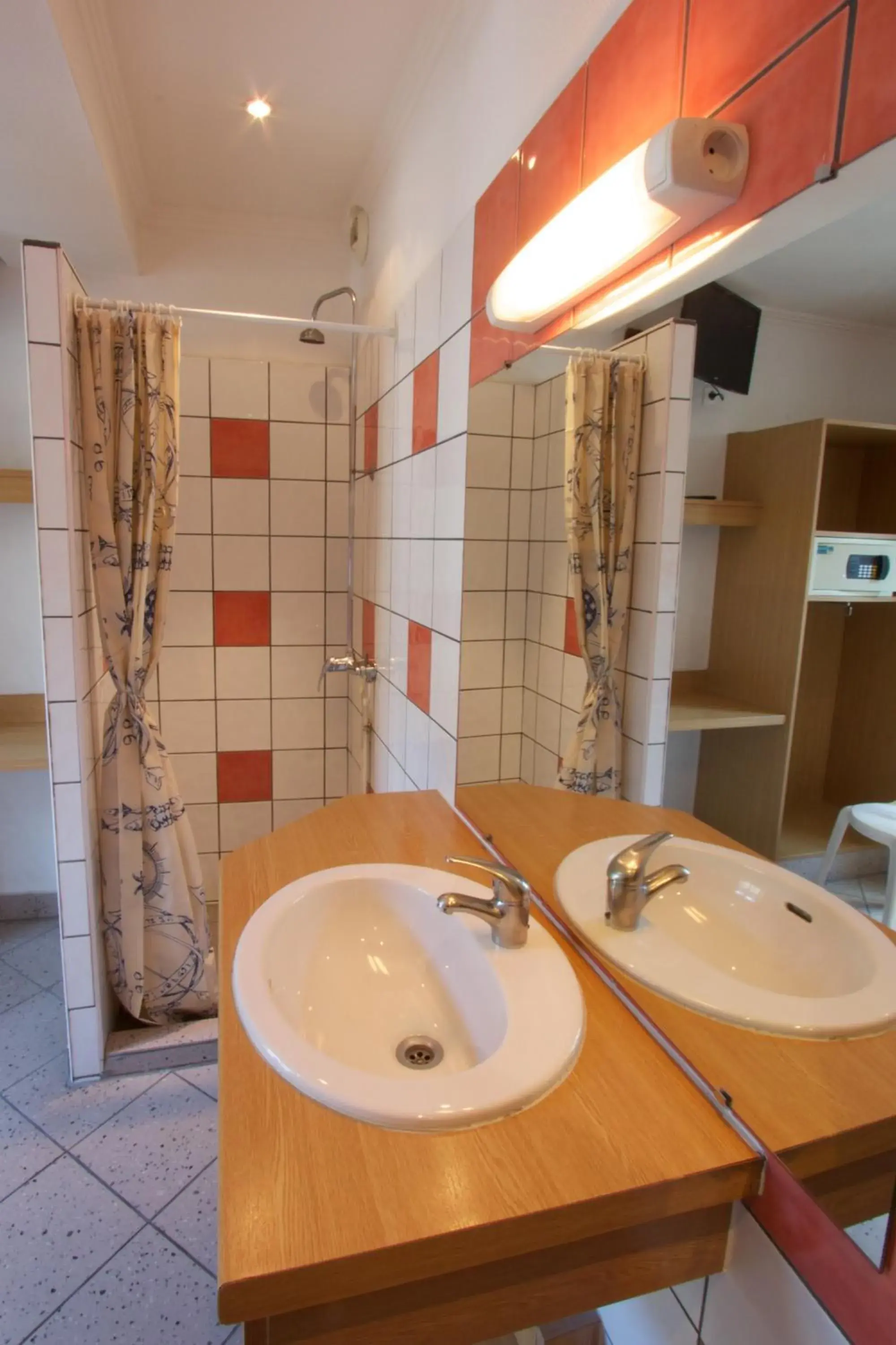 Bathroom in Auberge Internationale Des Jeunes