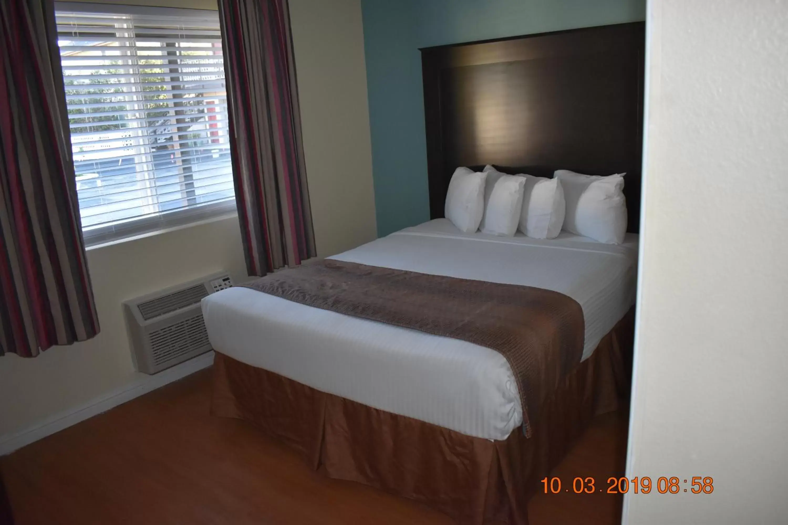 Bed in Rockview Inn and Suites