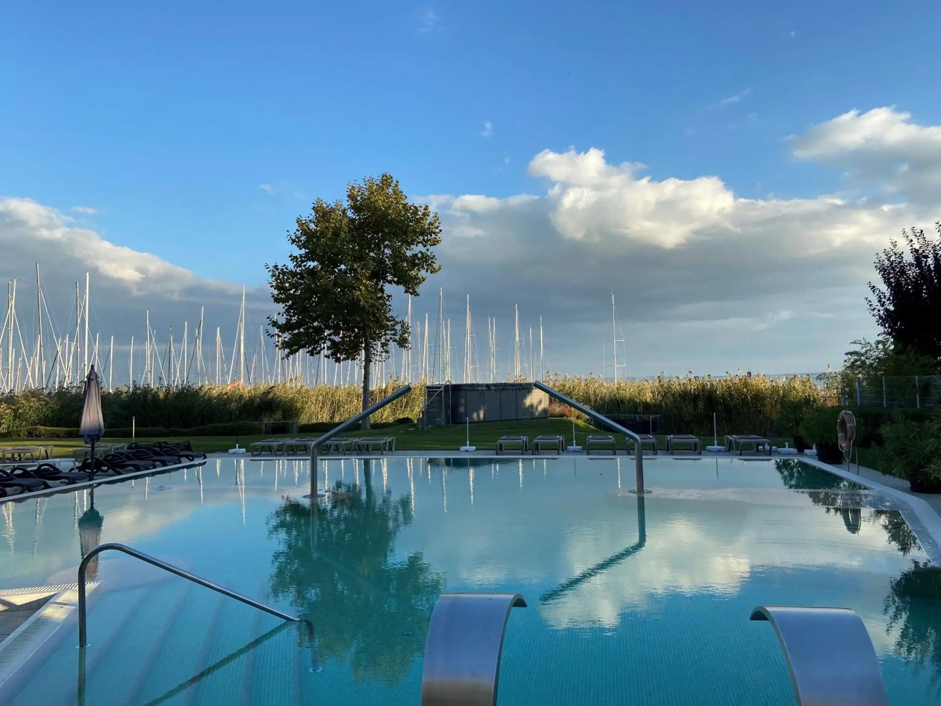 Open Air Bath, Swimming Pool in Hotel Golden Lake Resort