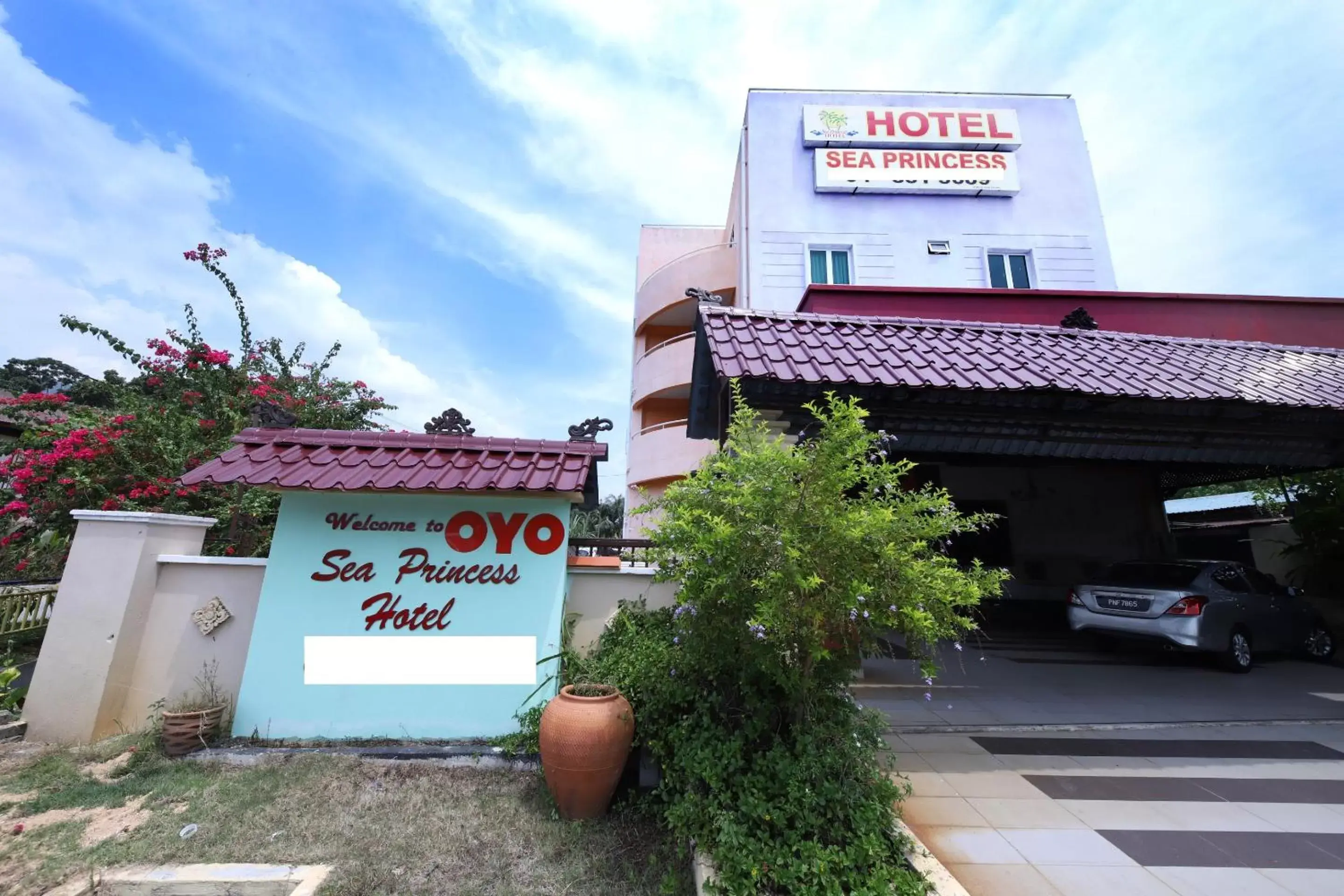 Facade/entrance, Property Logo/Sign in OYO 528 Andaman Sea Hotel