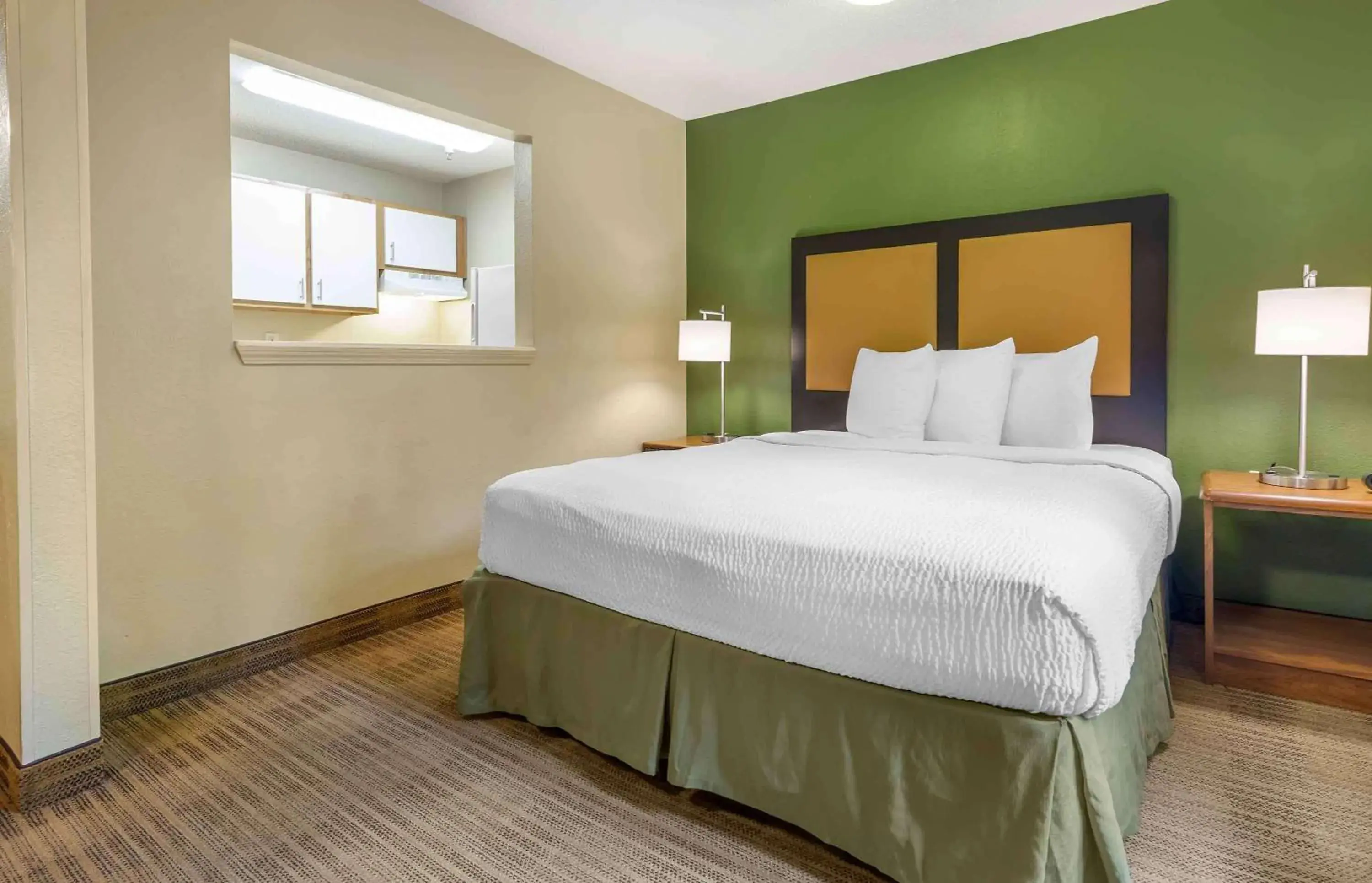 Bedroom, Bed in Extended Stay America Suites - Greensboro - Wendover Ave