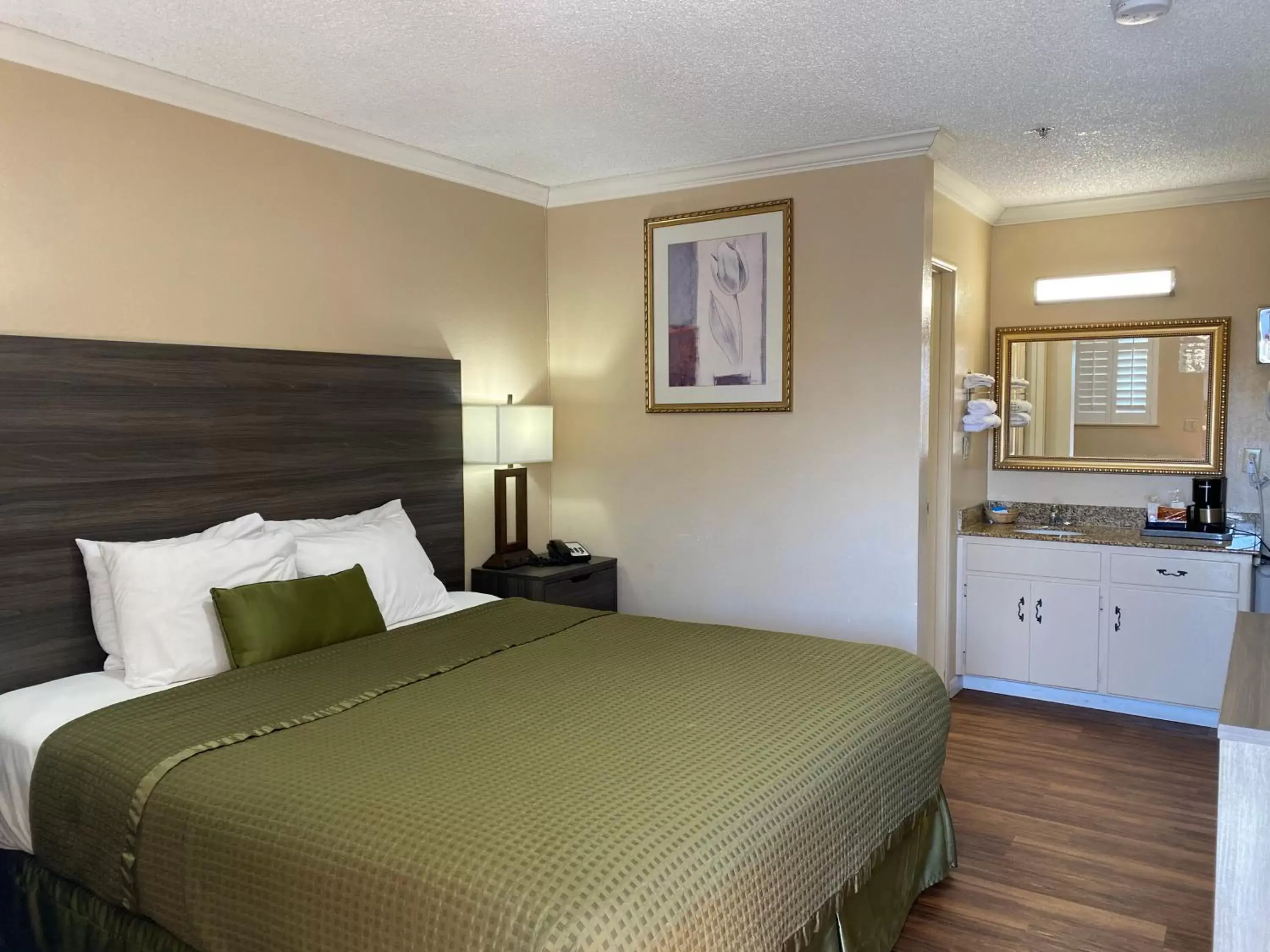 Photo of the whole room, Bed in Holland Inn & Suites