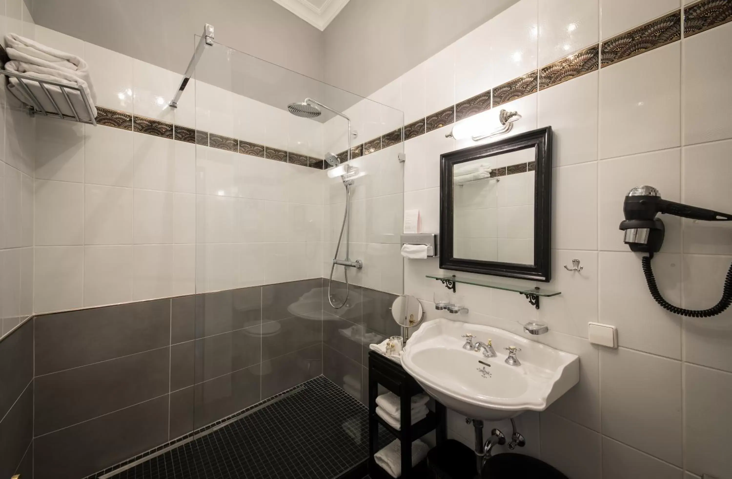 Shower, Bathroom in Hotel Der Kleine Prinz