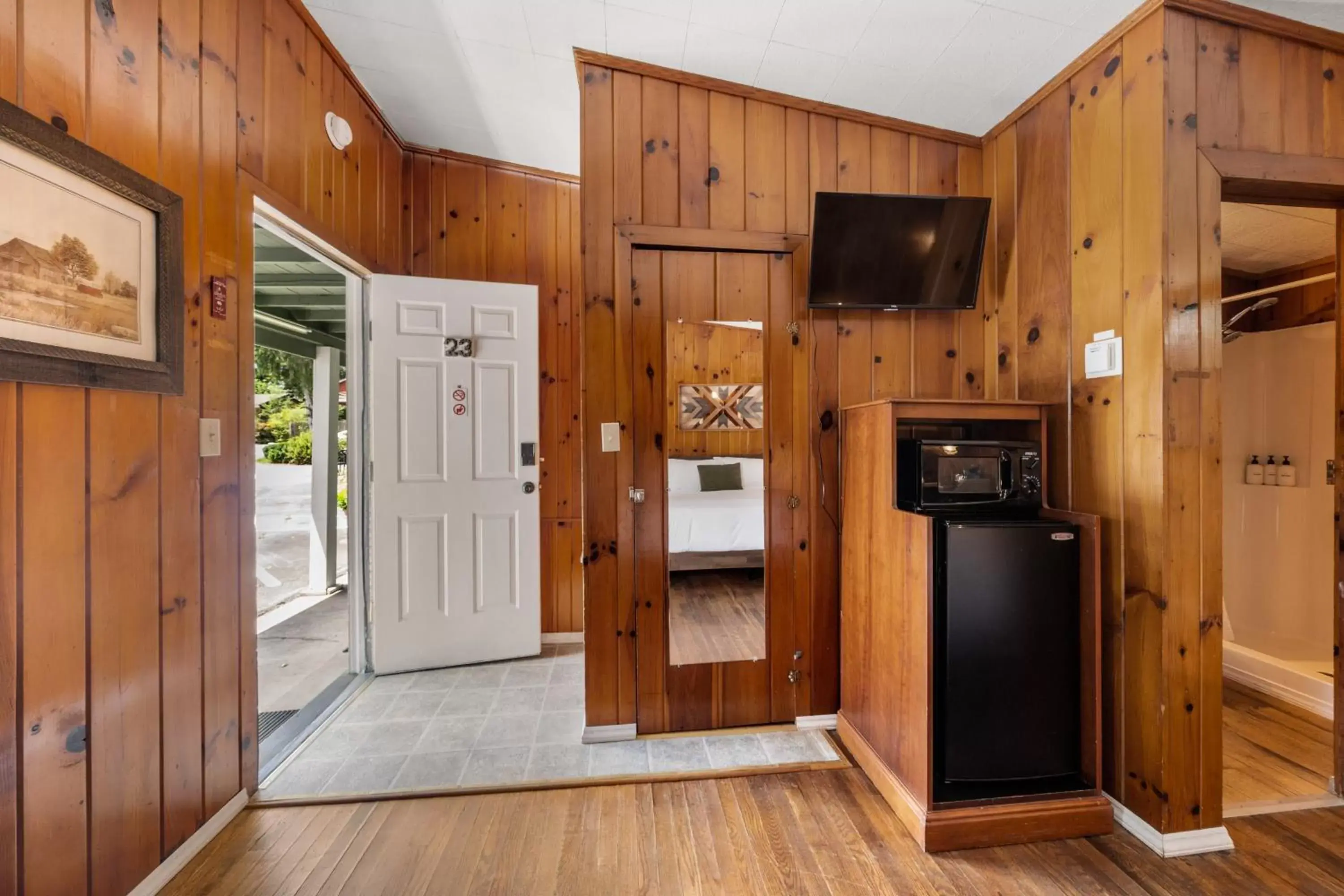 TV and multimedia, Kitchen/Kitchenette in CedarWood Inn