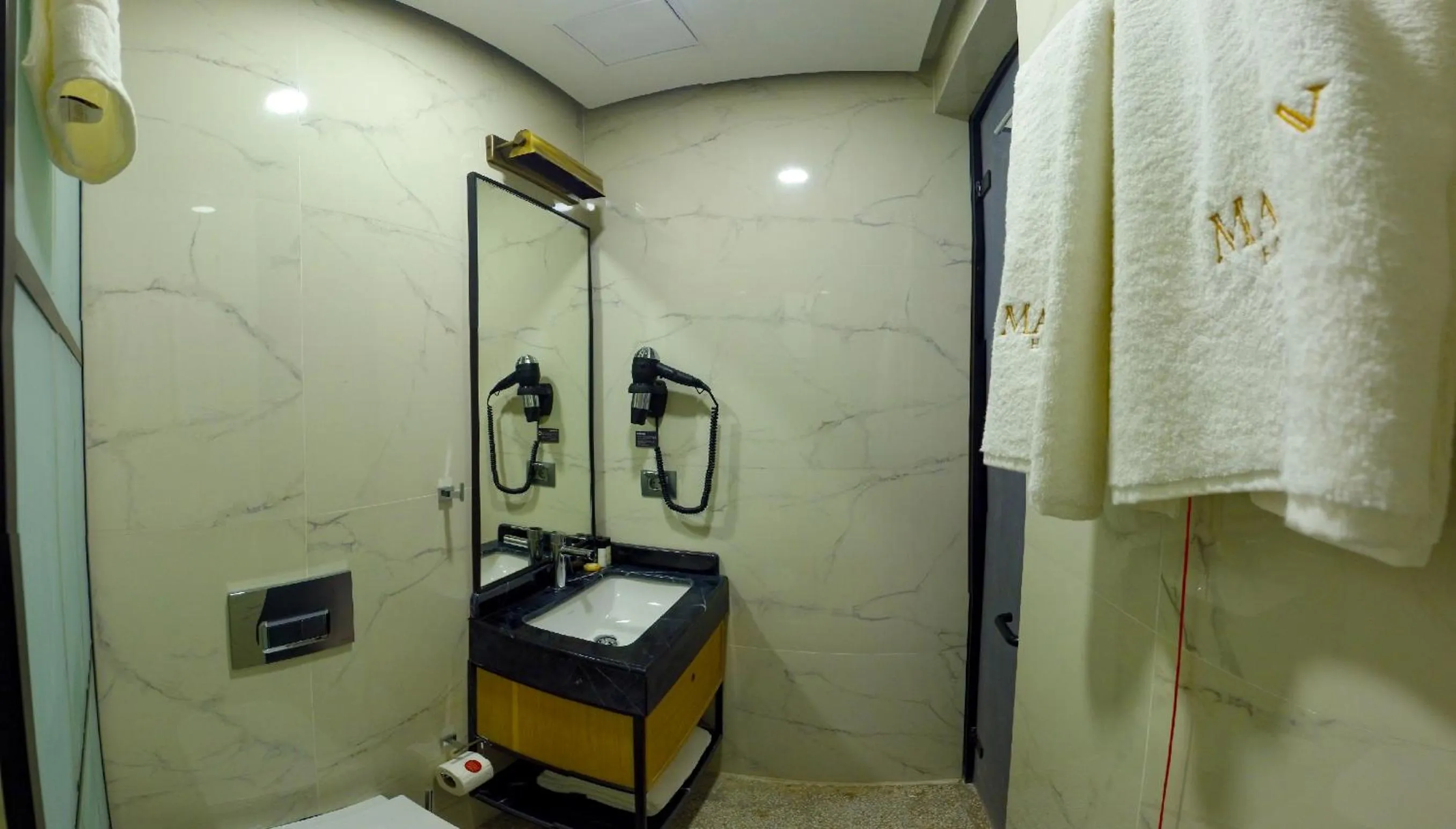 Bathroom in Maroon Tomtom