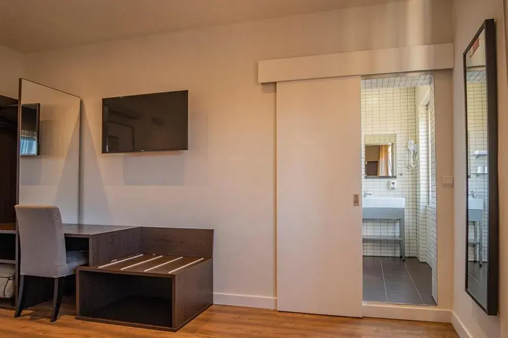 Bathroom, TV/Entertainment Center in Riversuites