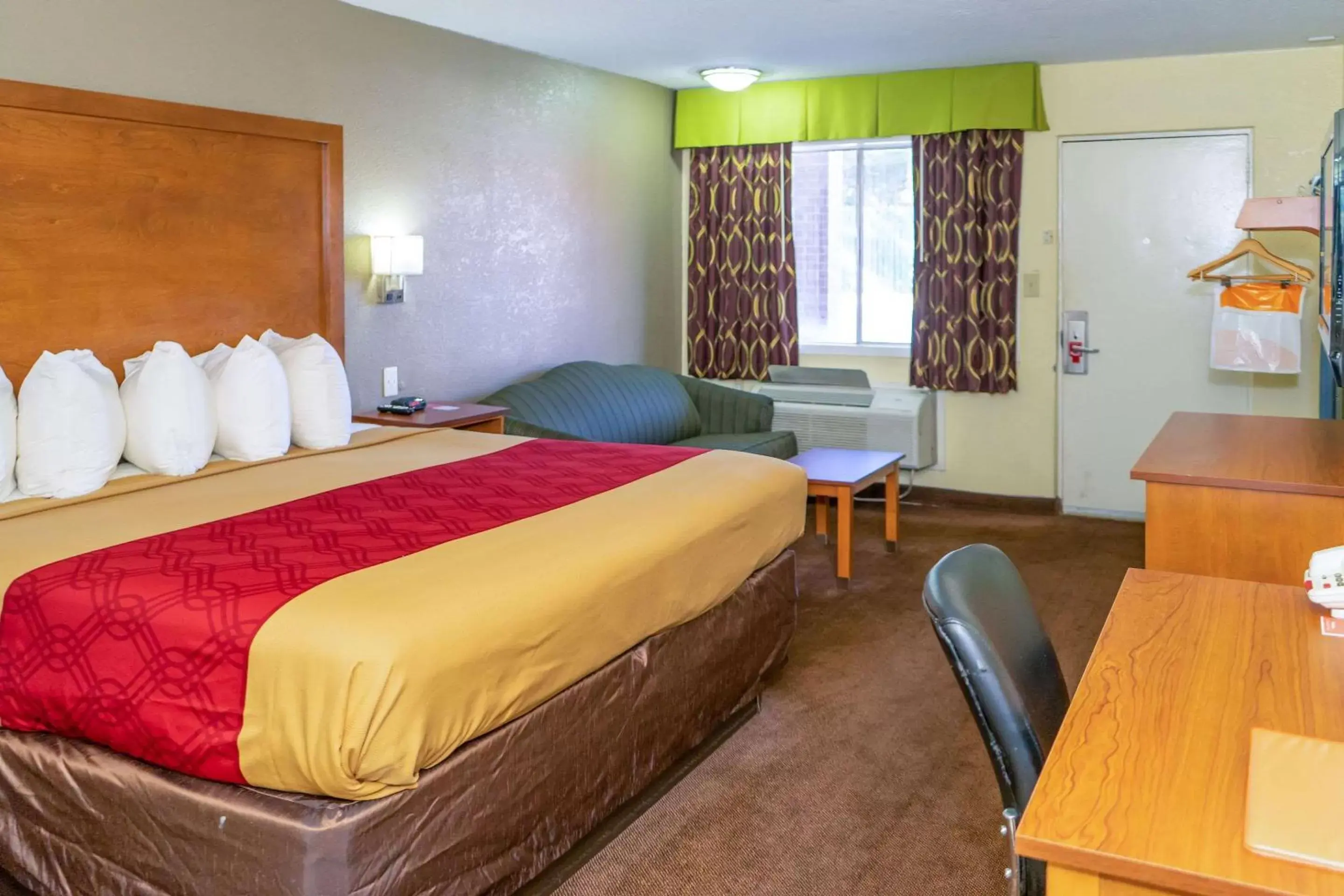 Photo of the whole room, Bed in Econo Lodge Weldon - Roanoke Rapids