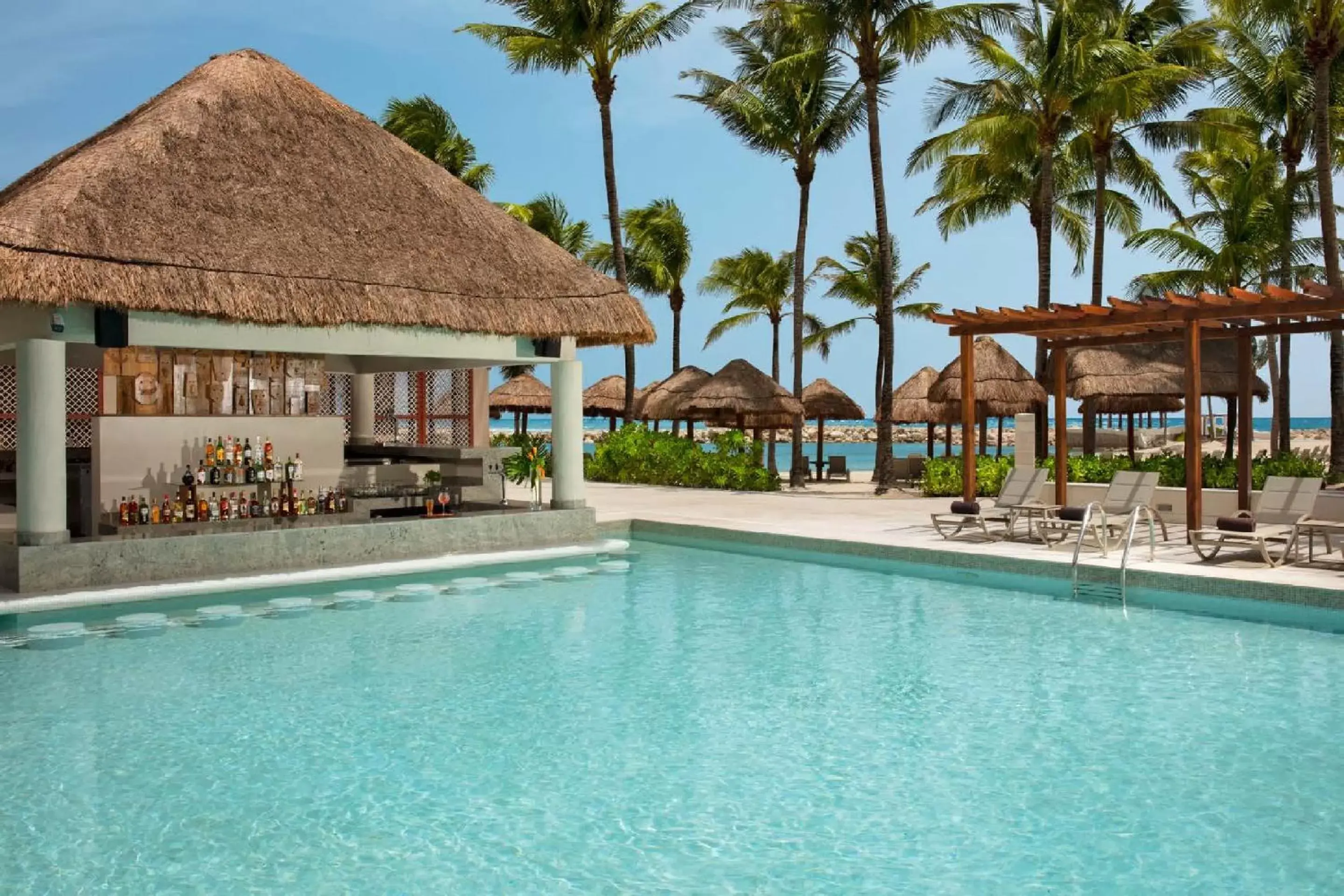 Swimming pool in Dreams Aventuras Riviera Maya - All Inclusive Swimming pool in Dreams Aventuras Riviera Maya - All Inclusive