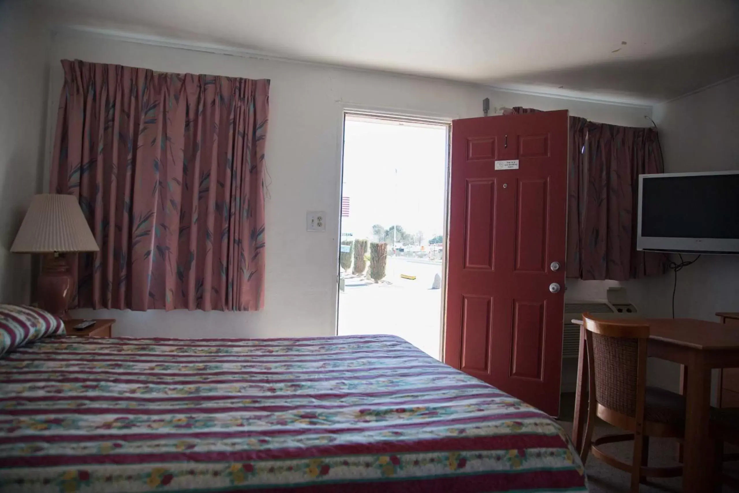 Bedroom, Bed in Boron Motel