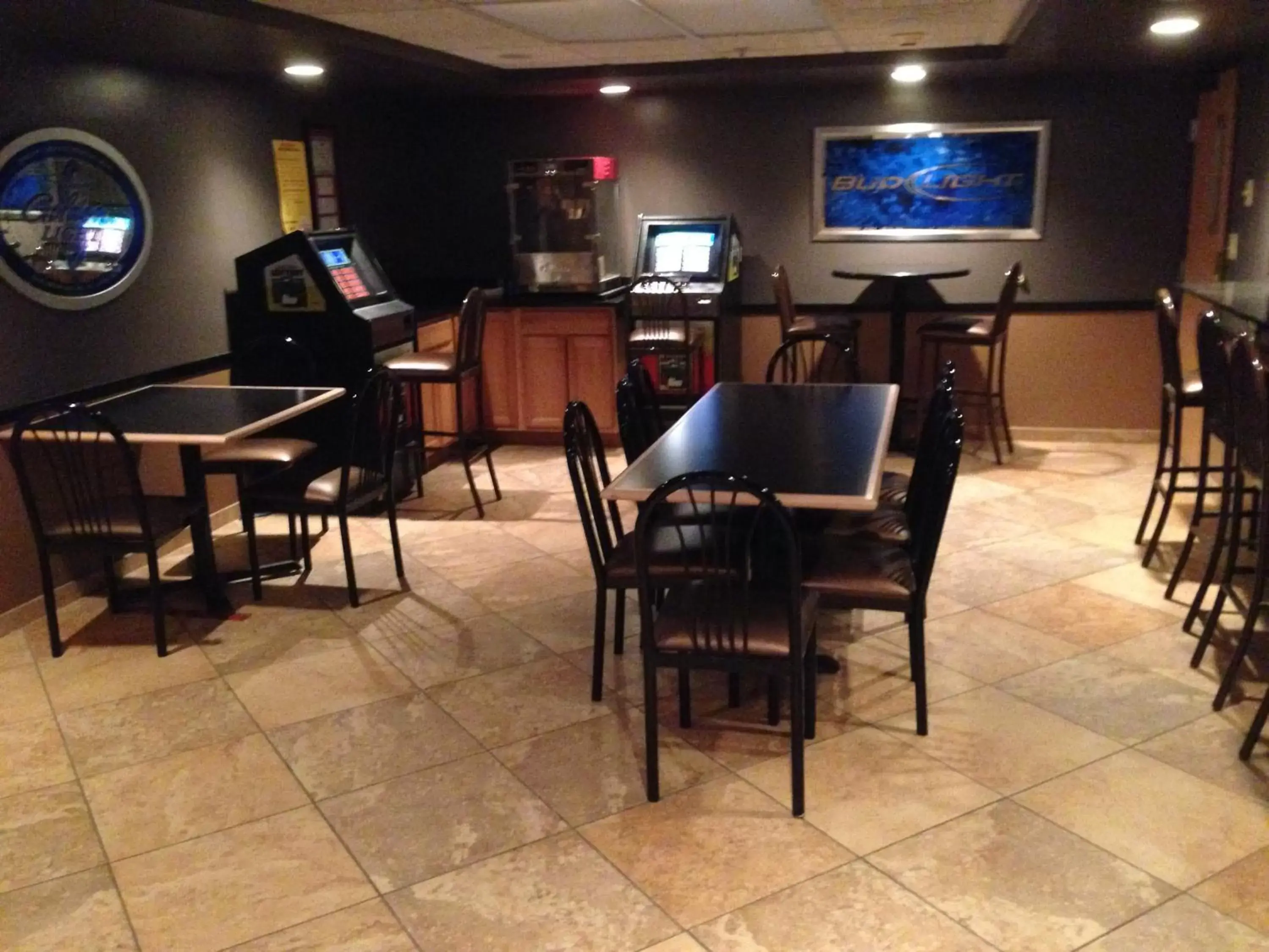 Lounge or bar, Restaurant/Places to Eat in AmericInn by Wyndham Aberdeen Event Center