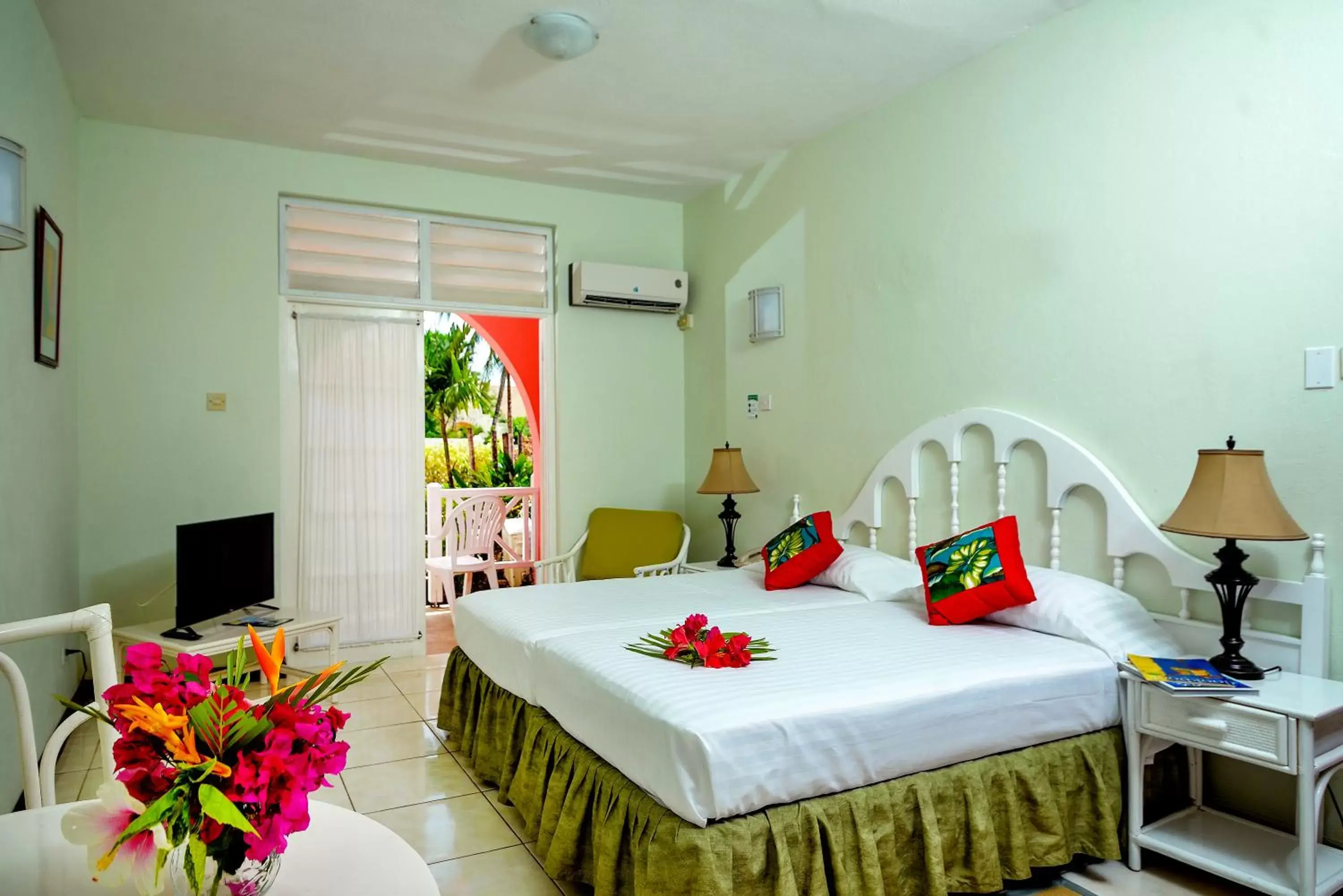 Bedroom, Bed in Dover Beach Hotel