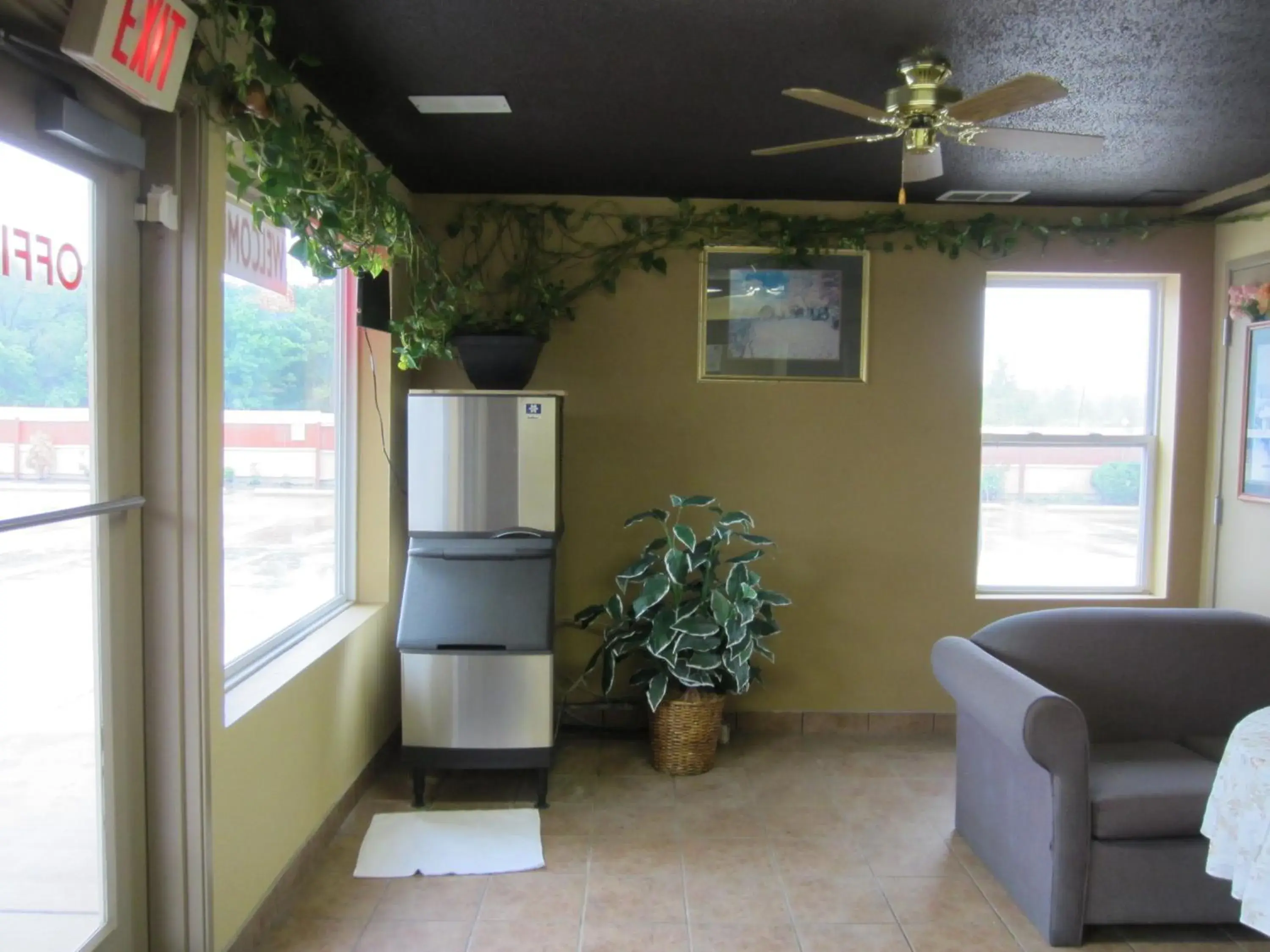 Lobby or reception, Seating Area in First Western Inn - Fairmont City