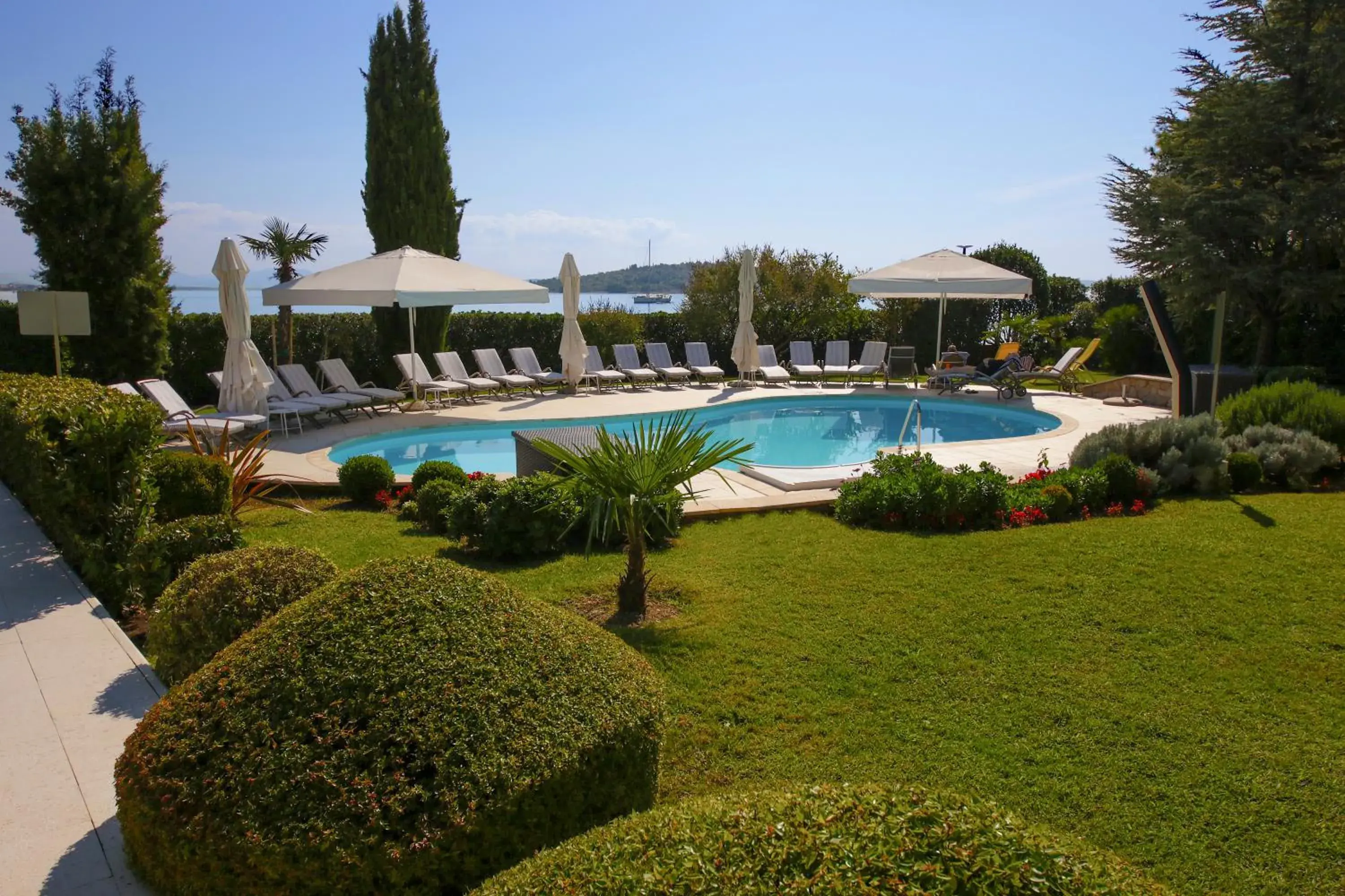 Garden, Swimming Pool in Hotel Villa Radin