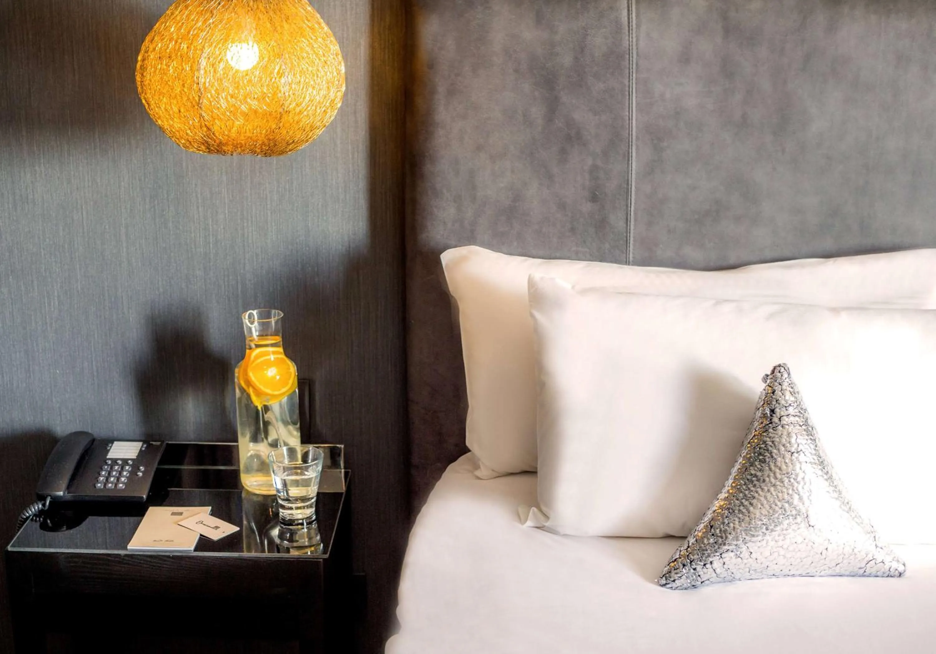 Photo of the whole room, Bed in Esplendor Plaza Francia