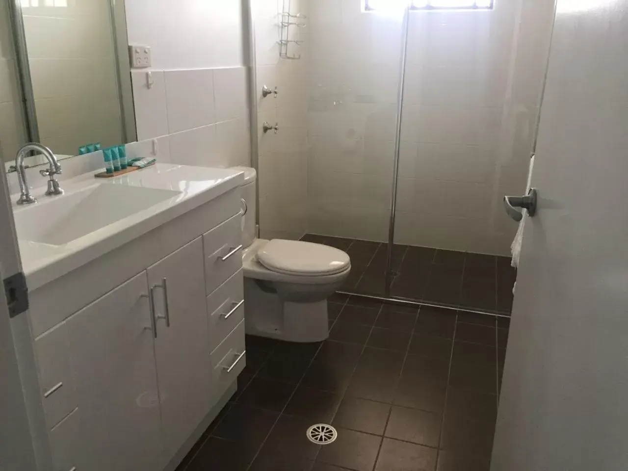 Shower, Bathroom in Macquarie Barracks Motor Inn