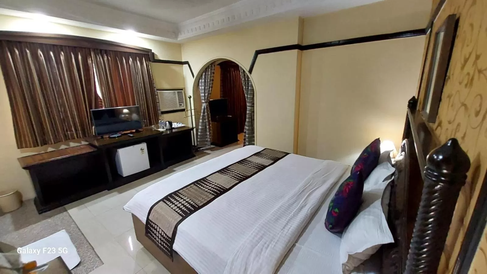 Photo of the whole room, Bed in Lytton Hotel