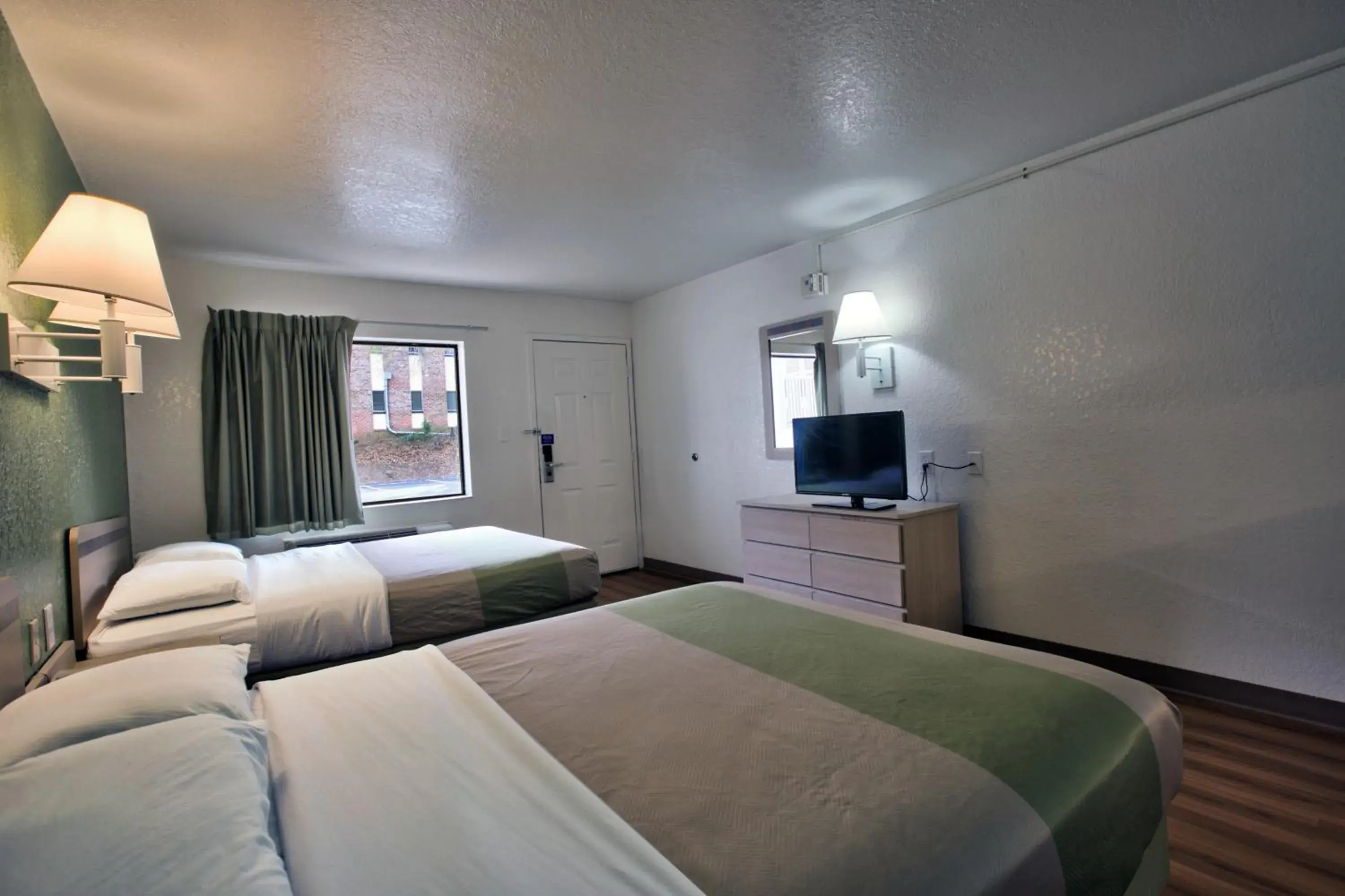 Bedroom, Bed in Motel 6-Tallahassee, FL - Downtown