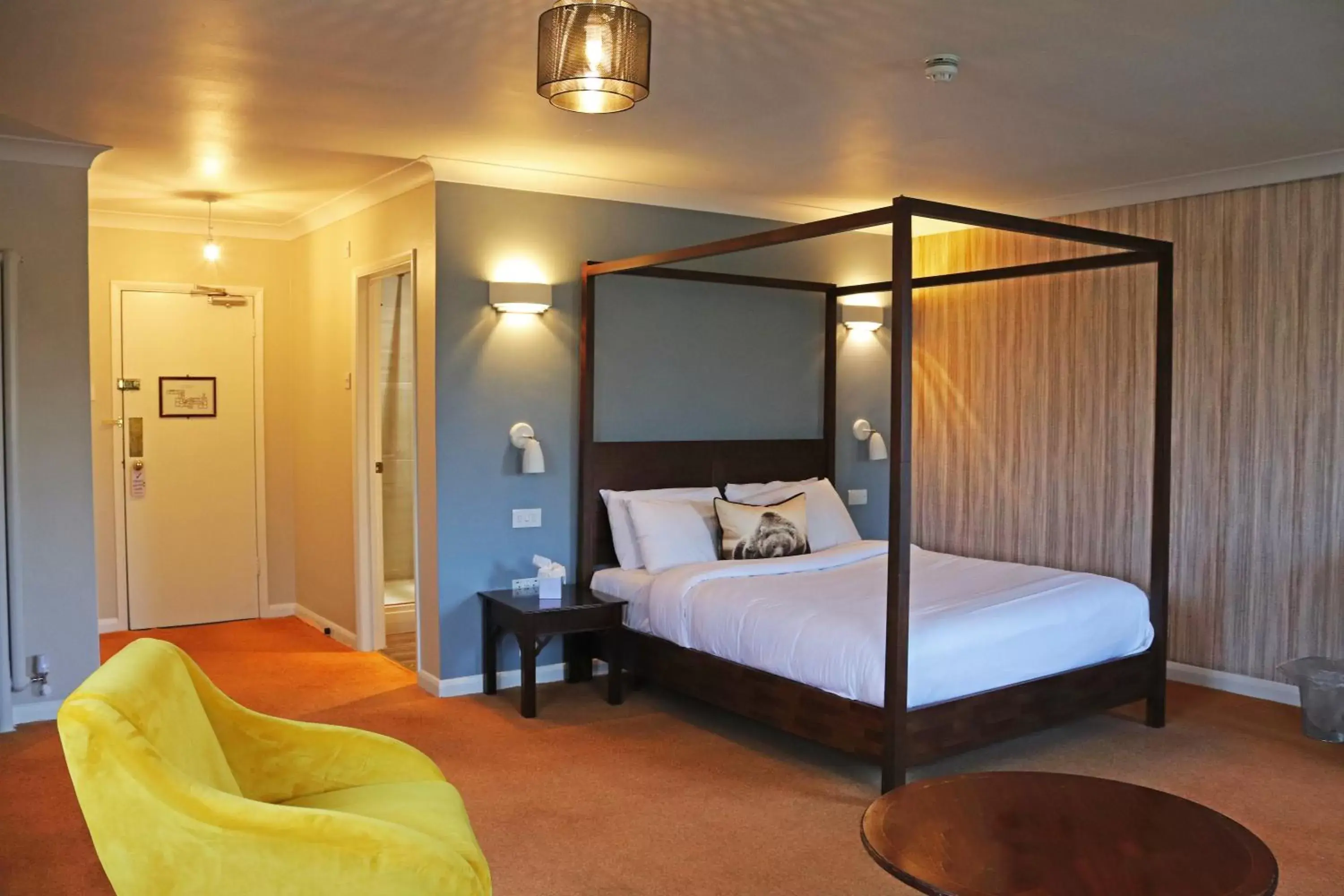 Bed in Shillingford Bridge Hotel